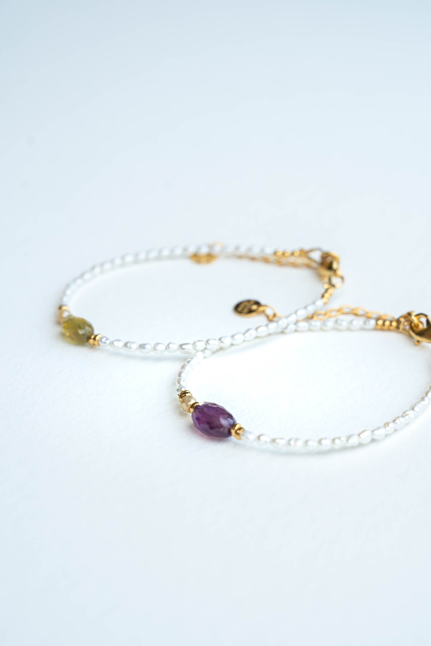 Bracelet en perles d’eau douce avec tourmaline grenat et détails dorés à l’or fin Byciclou