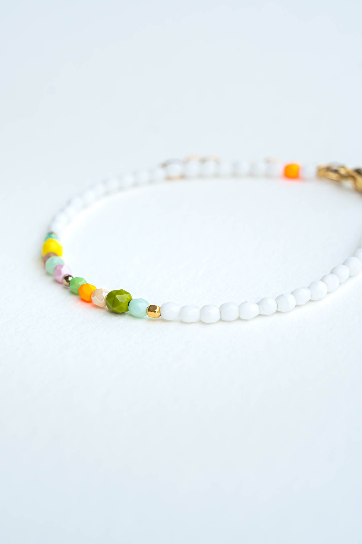 Bracelet en perles de bohème blanches et multicolores avec perles dorées à l’or fin Byciclou