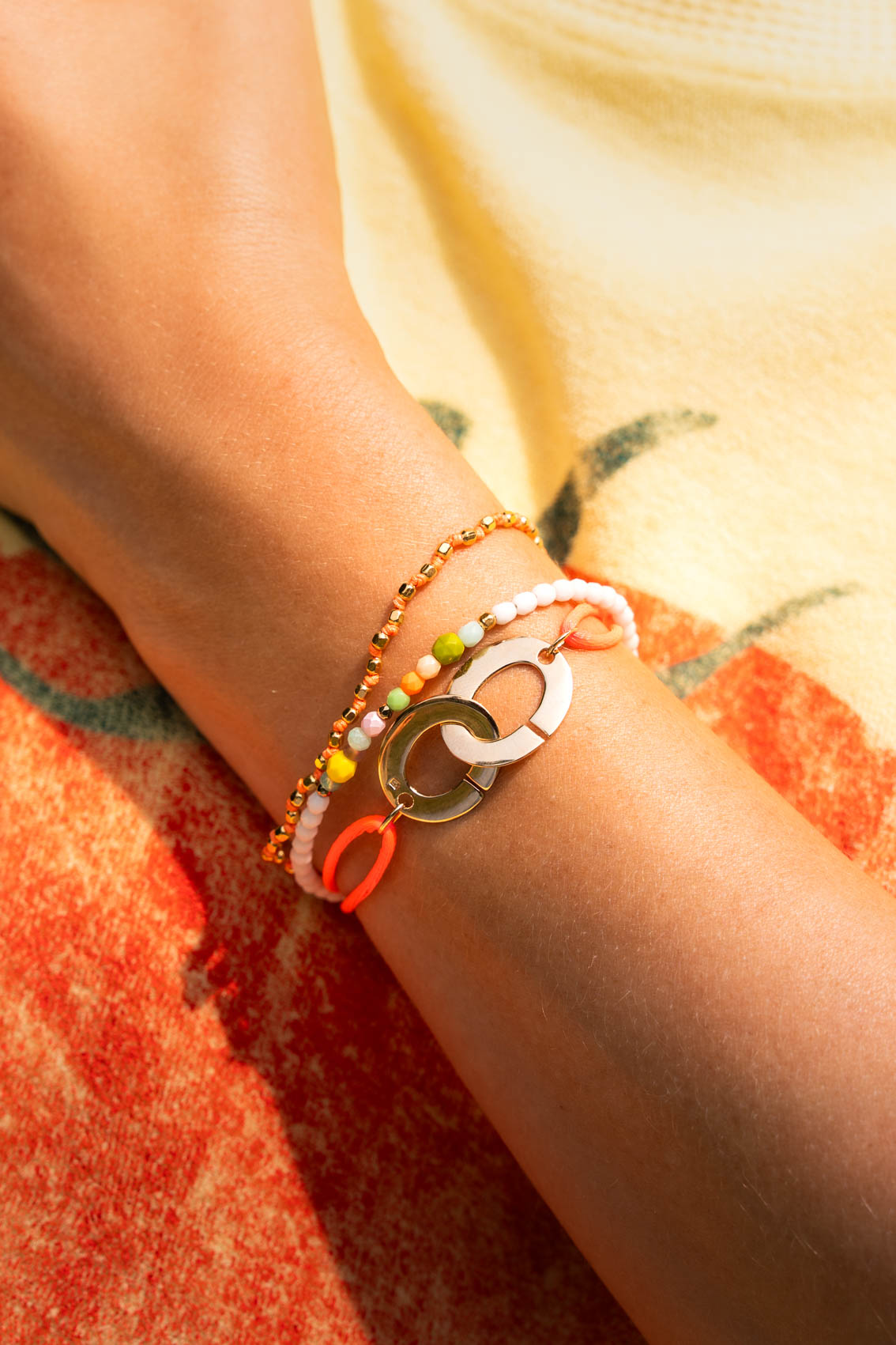 Bracelet coloré en perles de bohème multicolores avec touches dorées Byciclou
