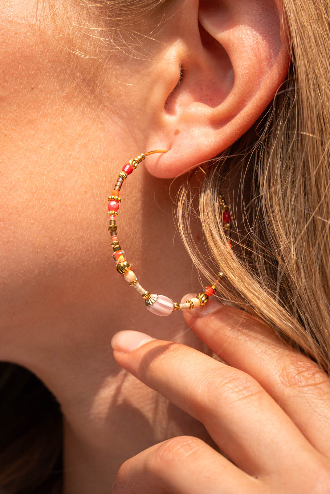 Boucles d’oreilles avec perles roses, pêche et corail et éléments dorés à l’or fin Byciclou