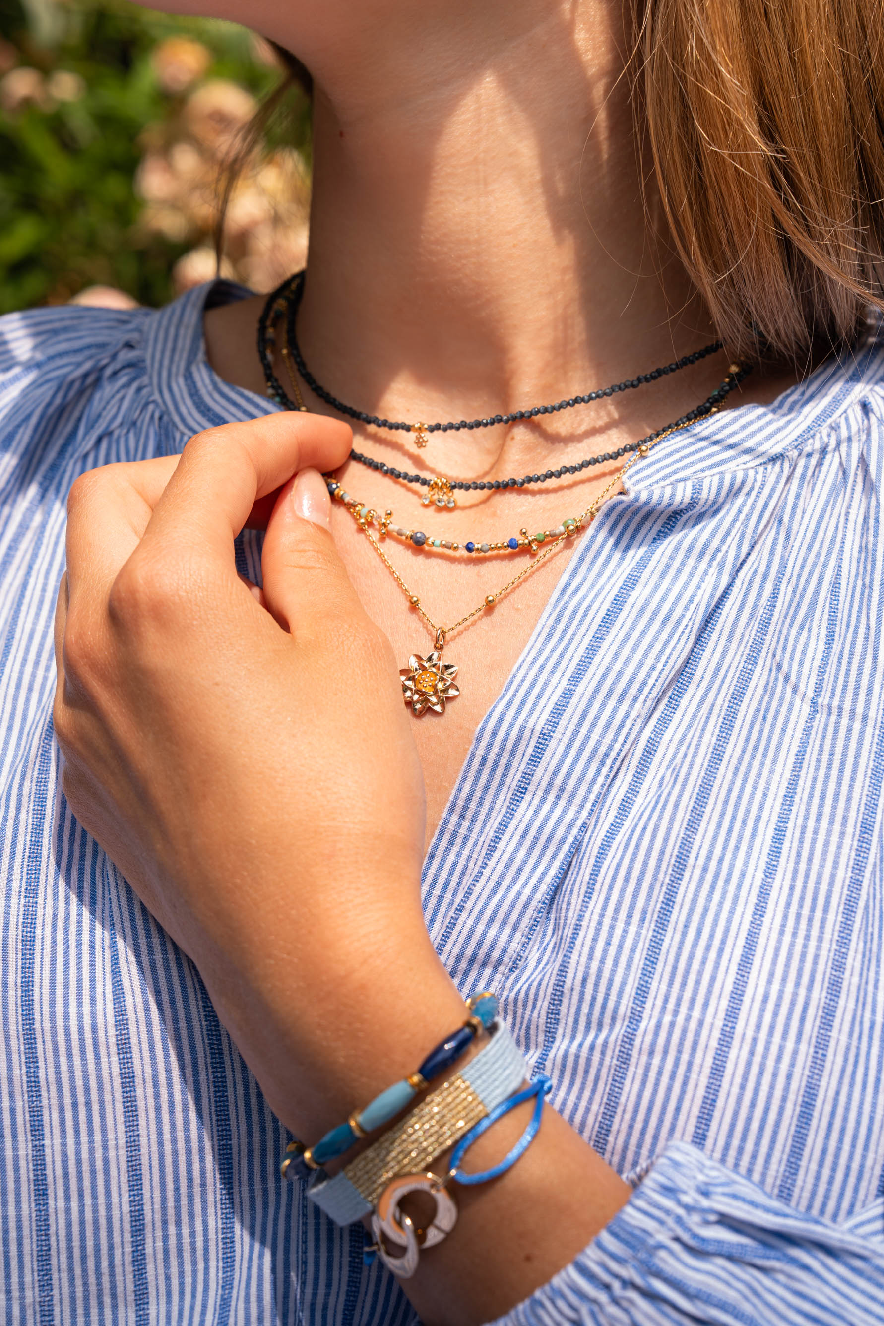 Collier ras de cou en perles de verre bleues avec pampille dorée à l’or fin Byciclou