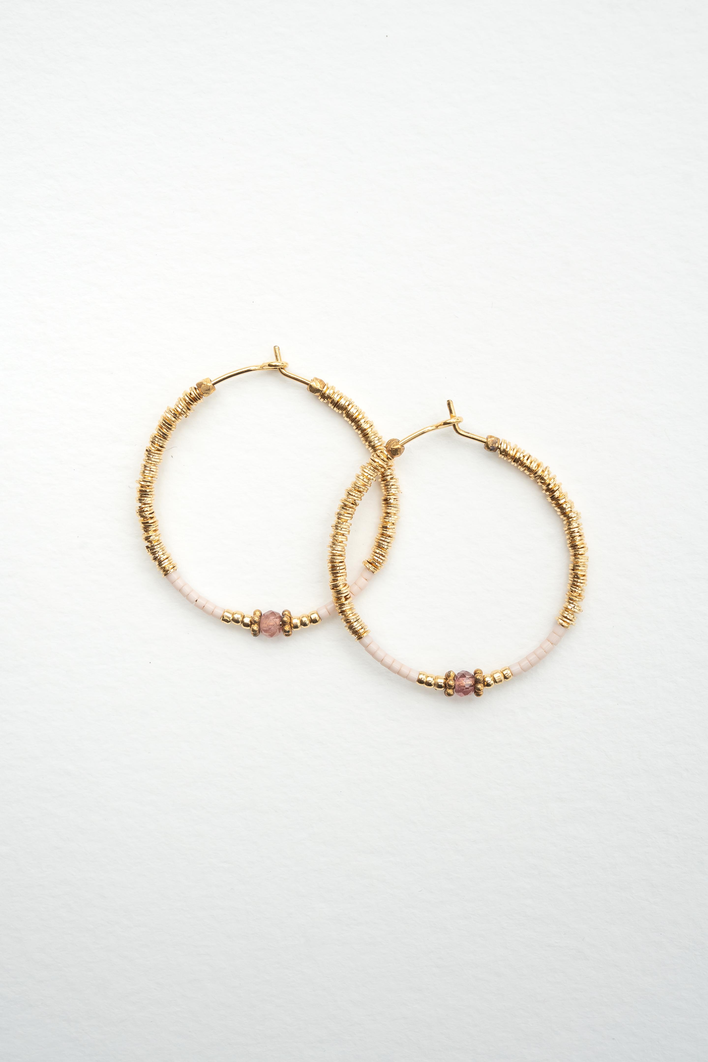 Créoles en perles japonaises roses avec perles Heishi dorées et saphir rosé Byciclou