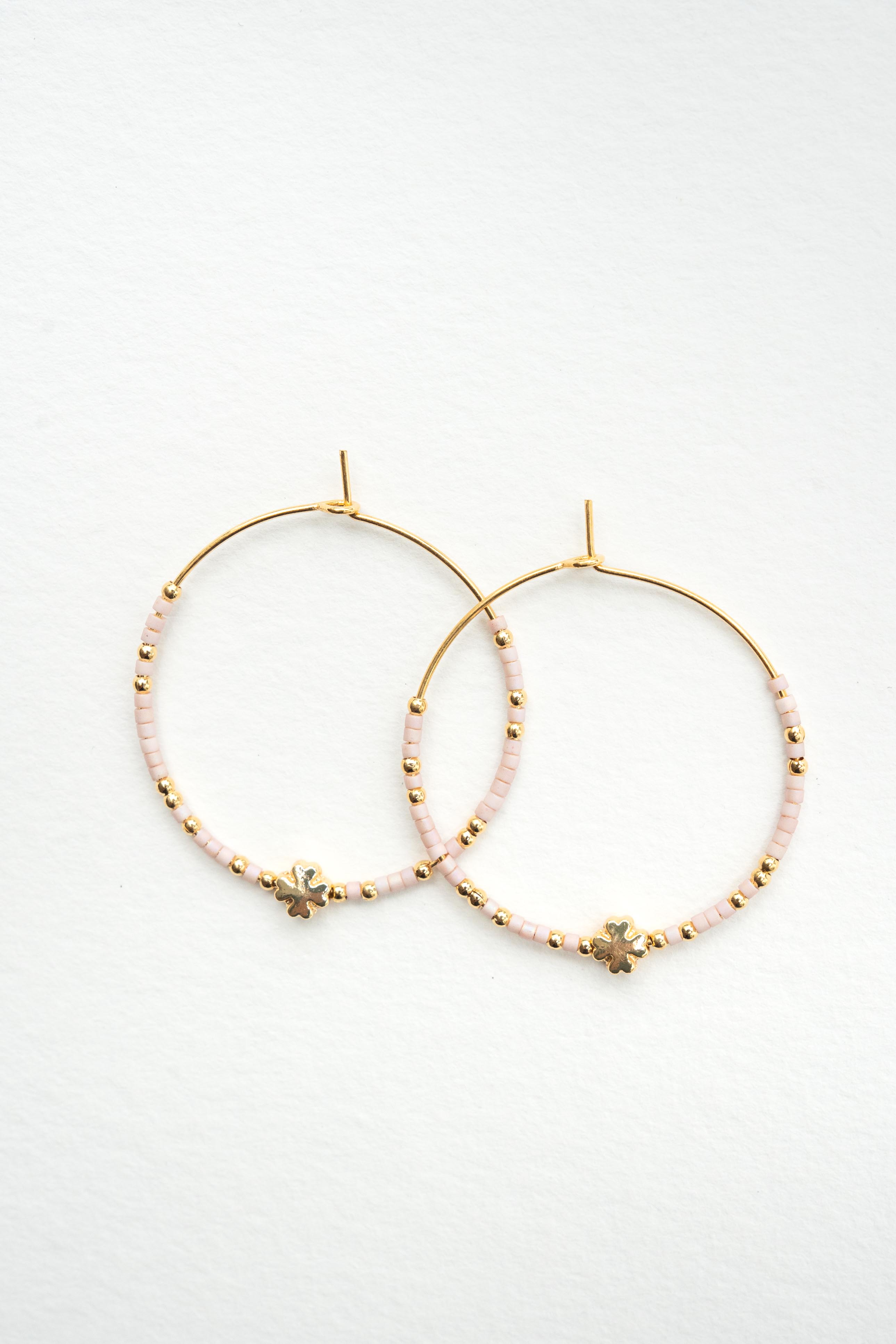 Créoles avec perles japonaises rose poudré et pendentif trèfle doré Byciclou