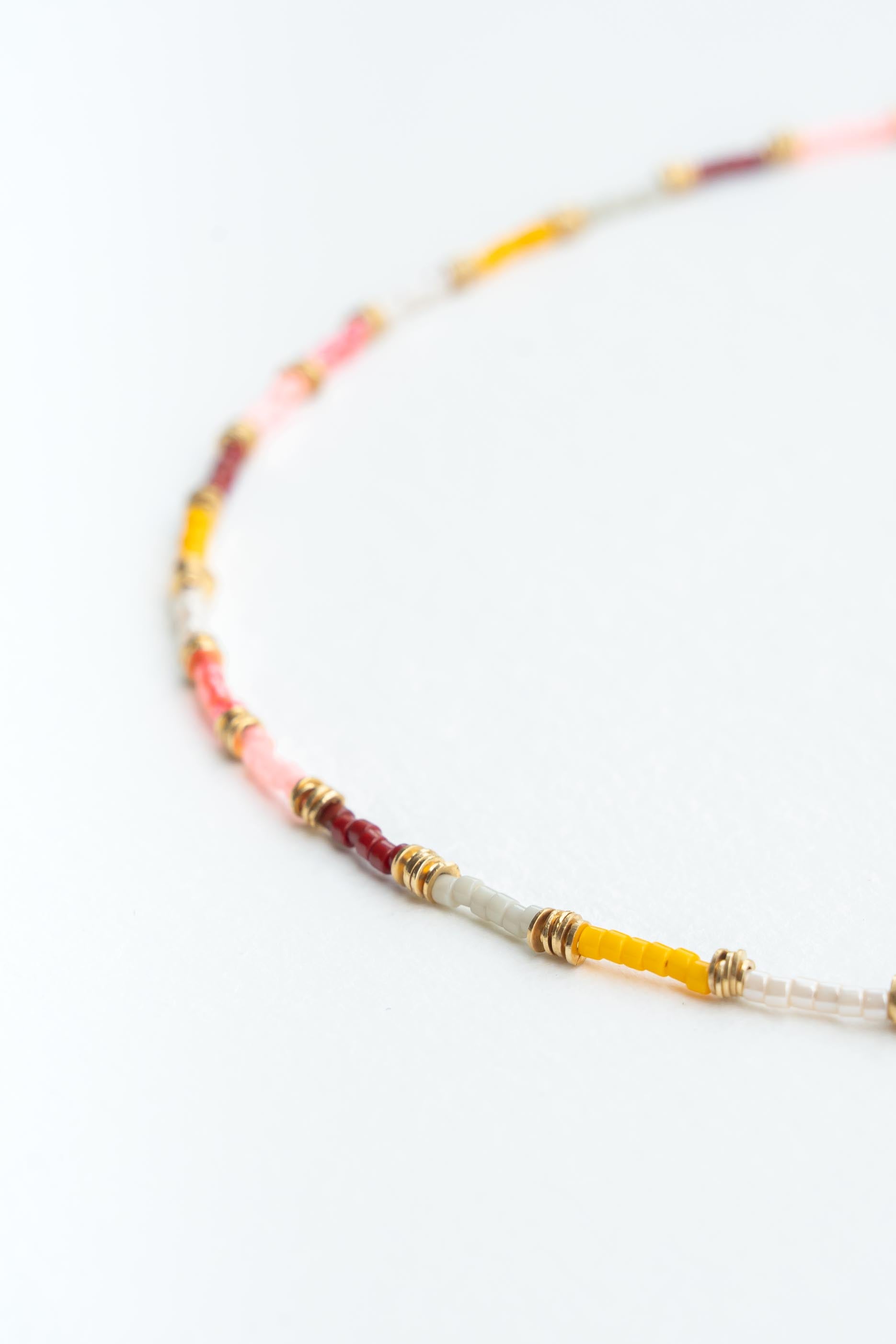 Collier ras de cou en perles japonaises avec perles Heishi dorées à l’or fin Byciclou