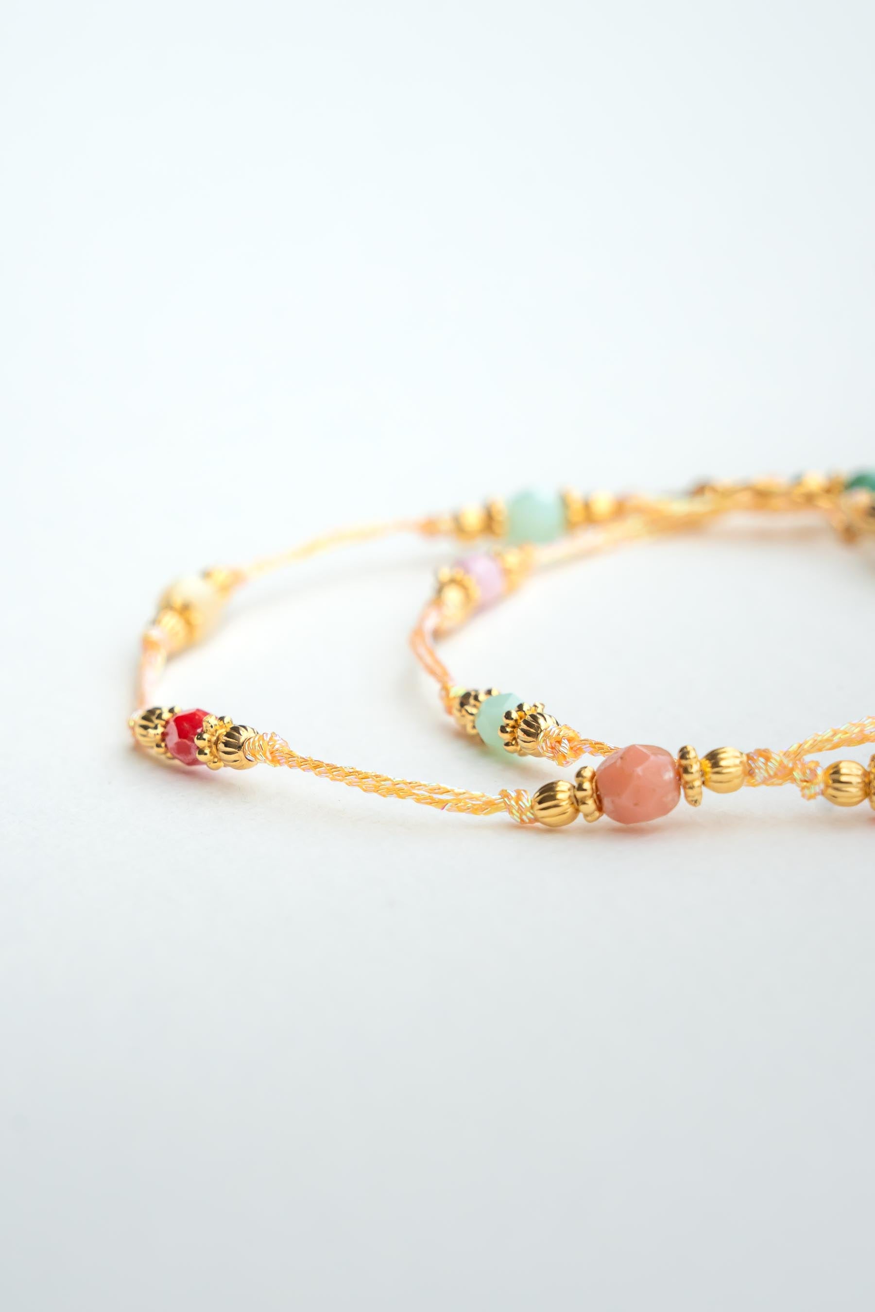Bracelet en fil métallisé abricot avec perles de verre colorées et dorée à l’or fin Byciclou