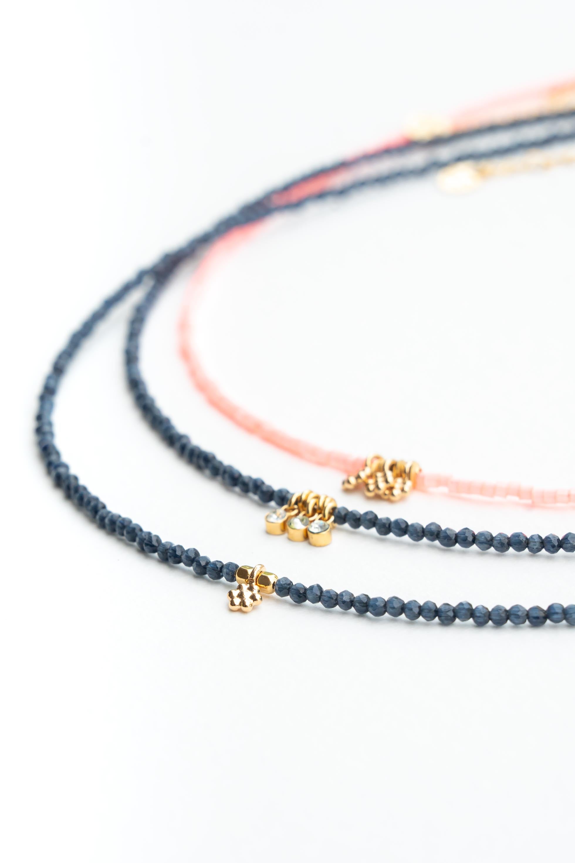 Collier ras de cou en perles de verre bleues avec pampille dorée à l’or fin Byciclou