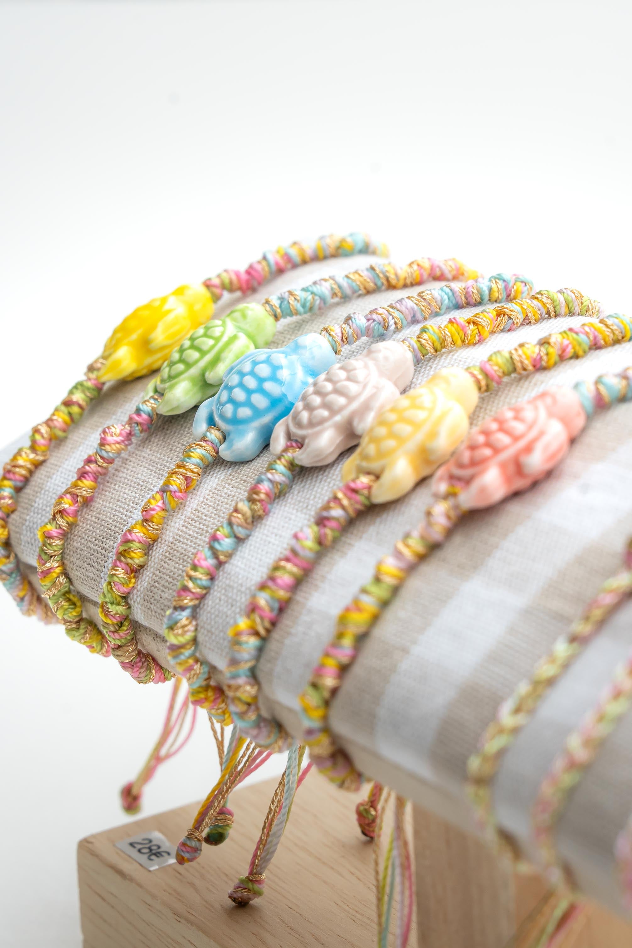Bracelet d'été en fil de jade avec médaillon tortue en céramique Byciclou