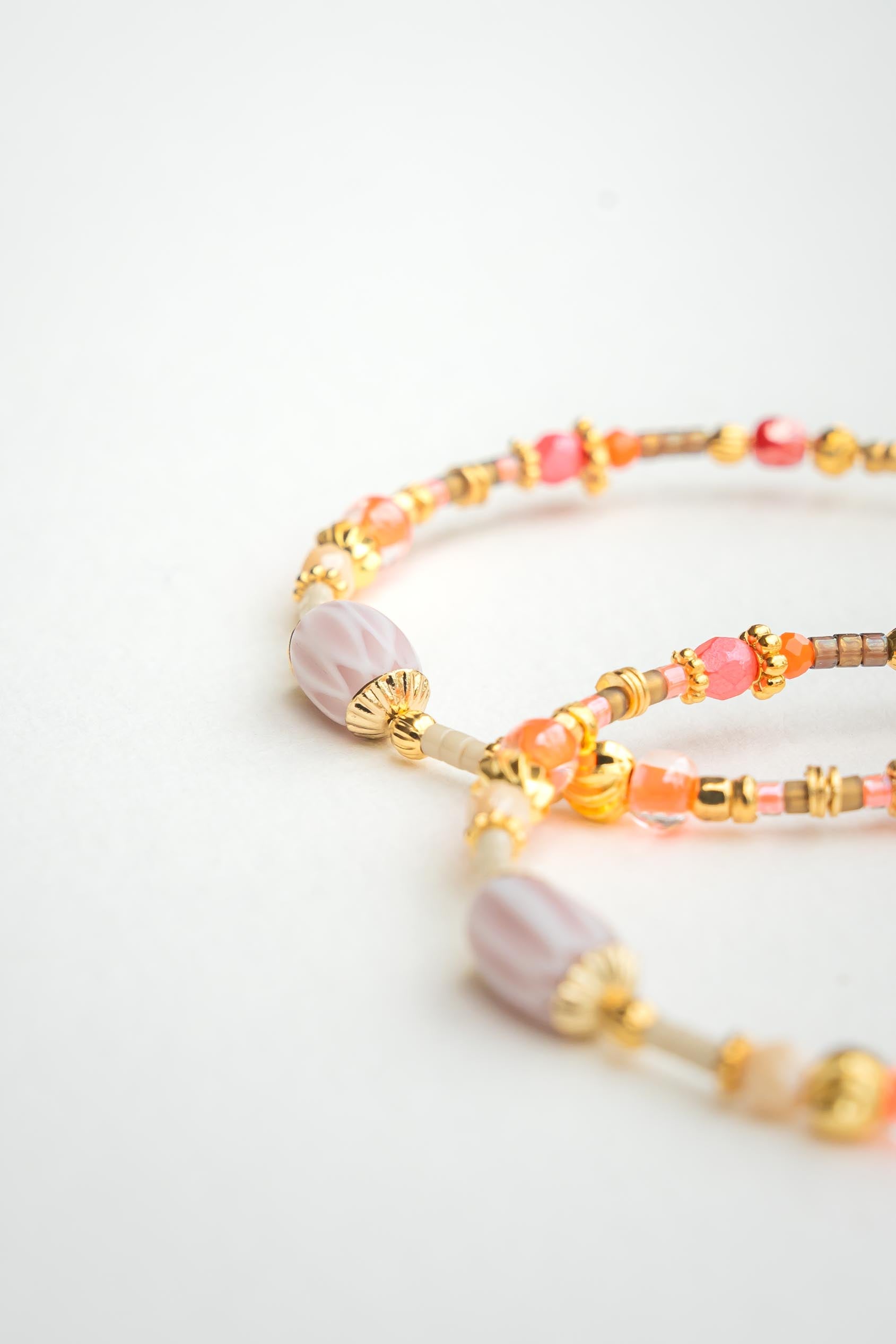 Boucles d’oreilles en perles rose poudré, pêche et corail avec touches dorées Byciclou