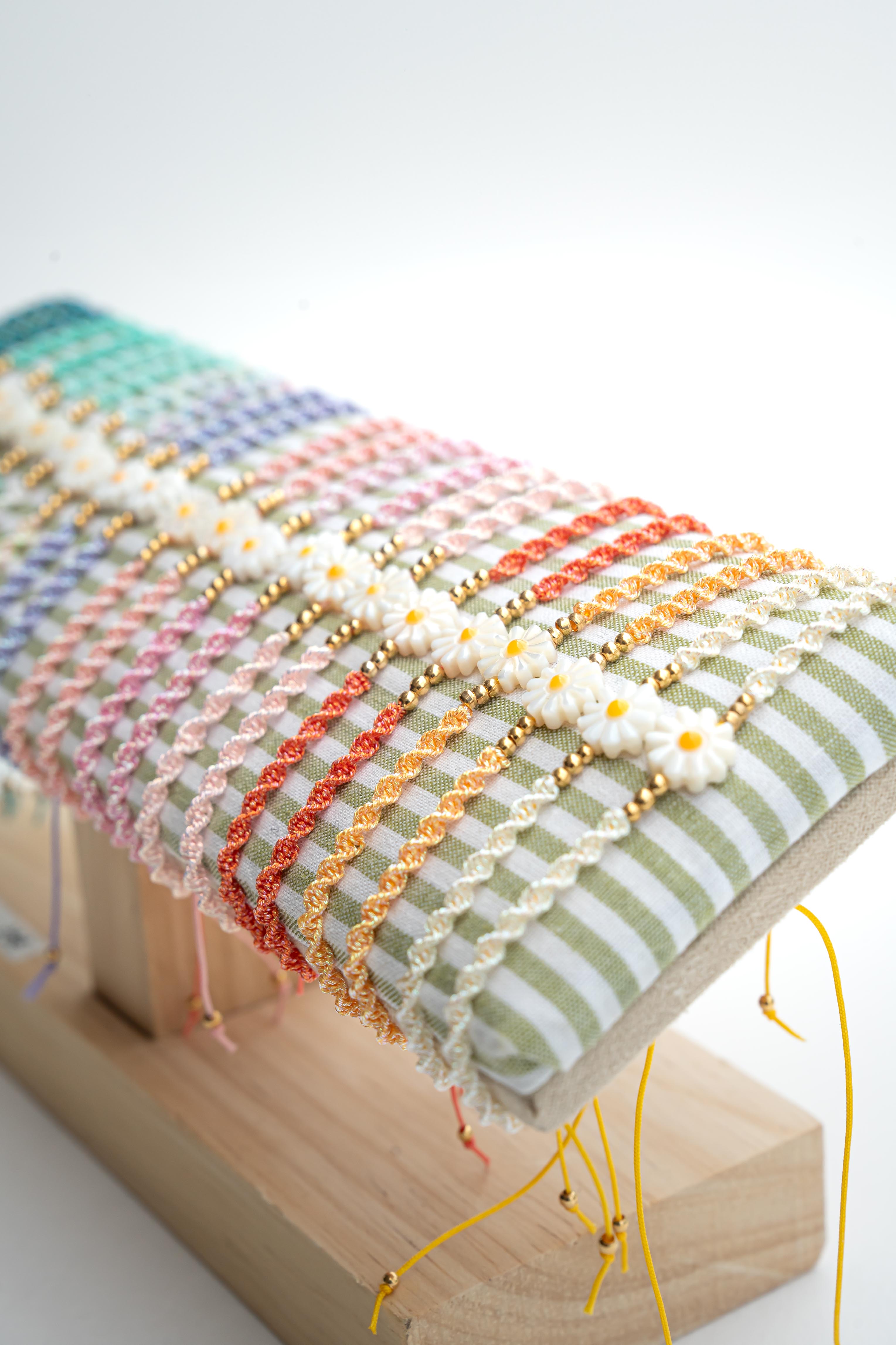 Bracelet enfant en fil métallisé tressé avec perle marguerite blanche cœur jaune et perles dorées Byciclou
