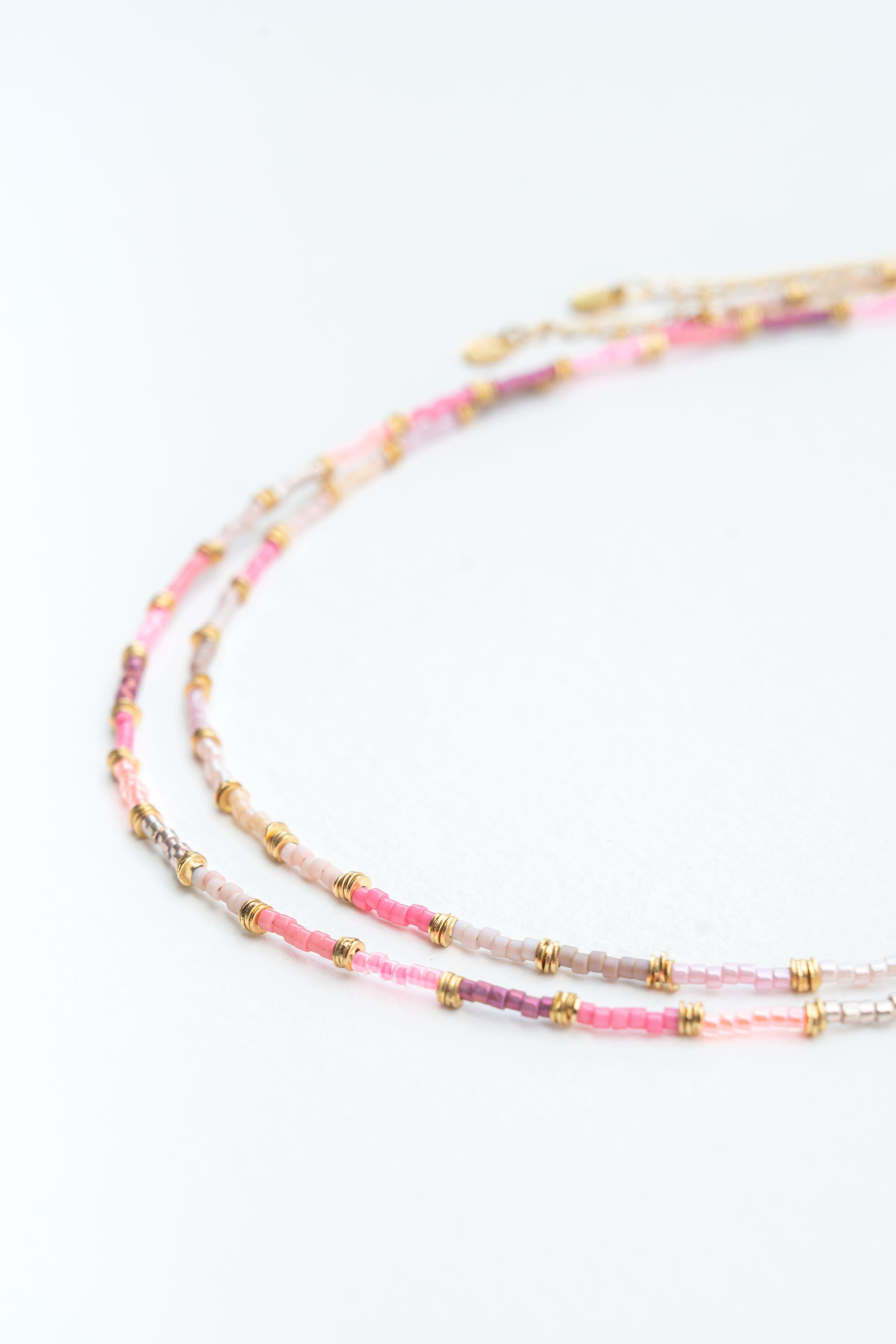 Collier ras de cou en perles japonaises roses avec perles Heishi dorées à l’or fin Byciclou
