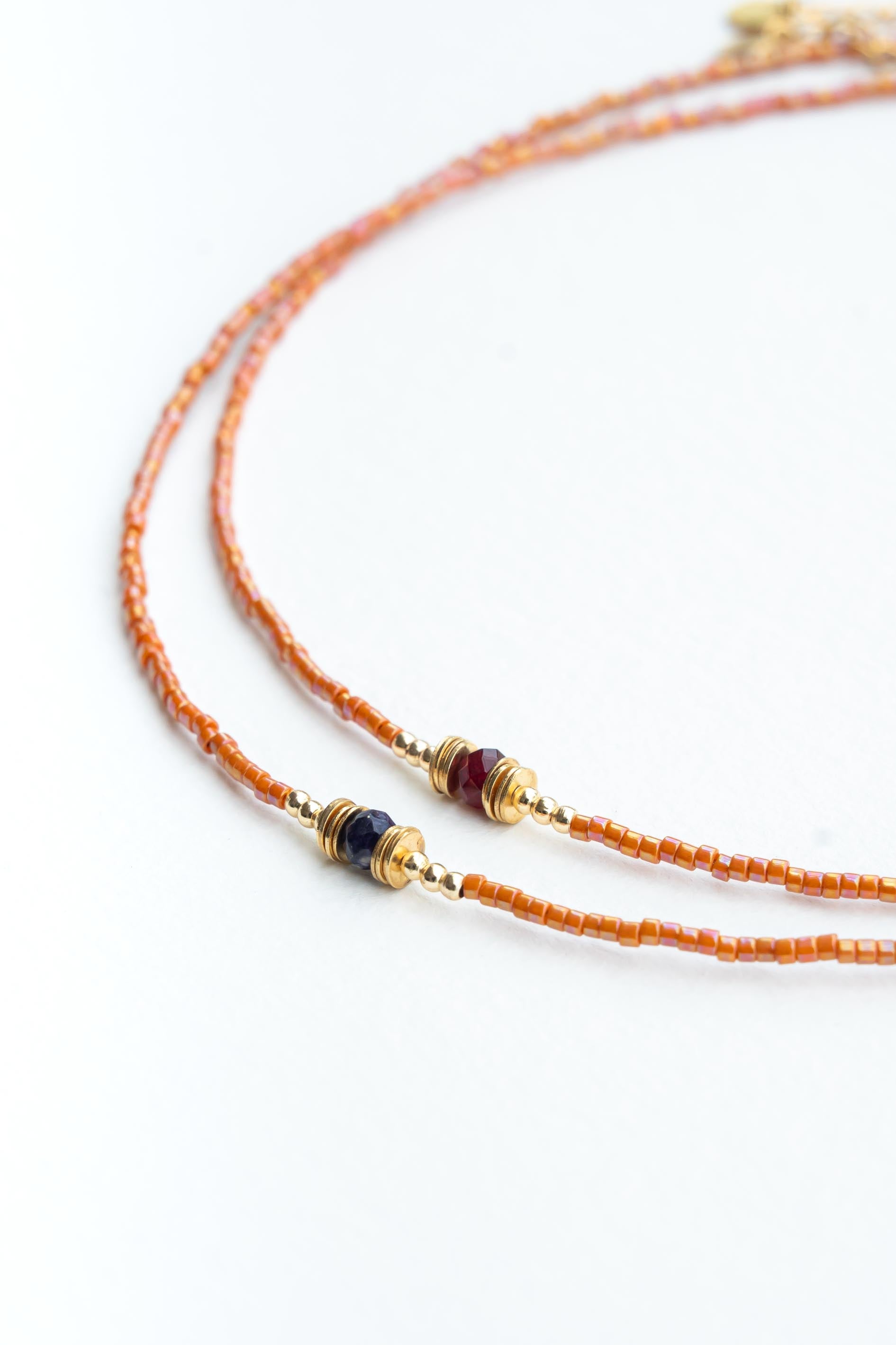 Collier en perles japonaises terre cuite avec saphir bleu et perles dorées à l’or fin Byciclou