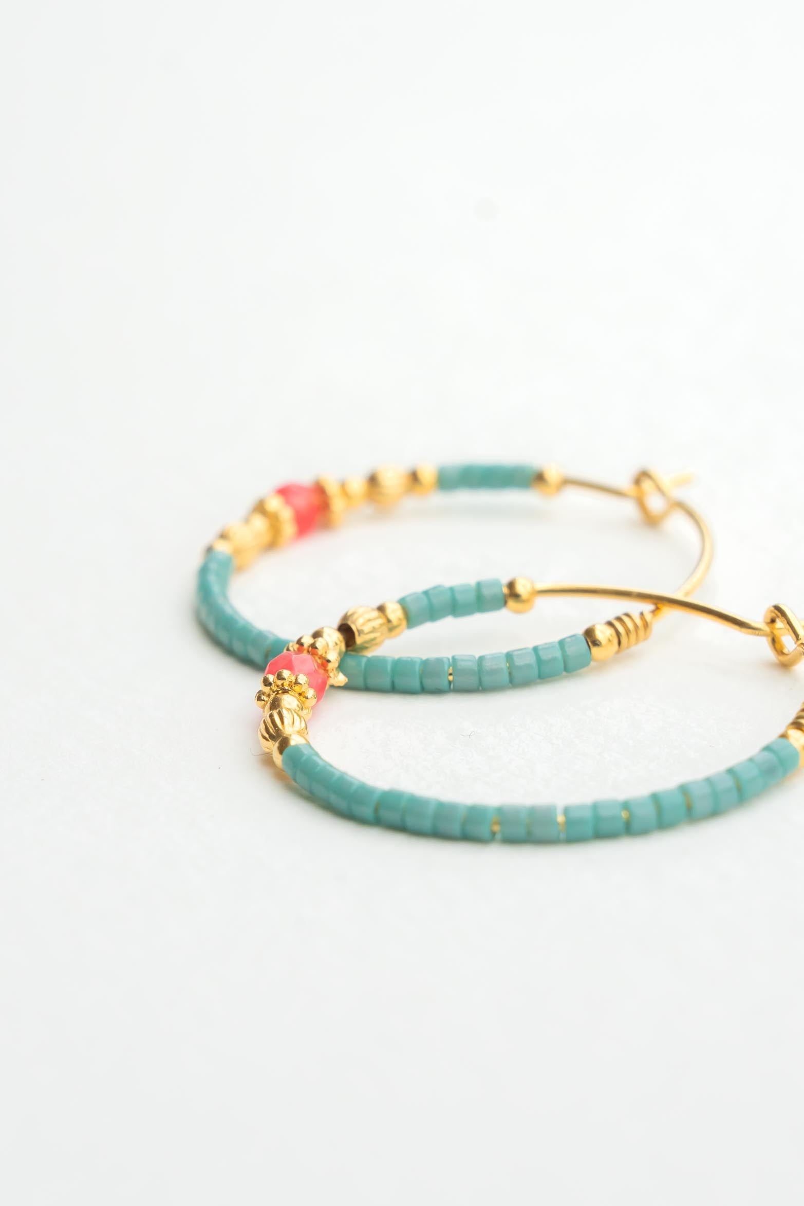 Boucles d’oreilles créoles dorées à l’or fin avec perles japonaises bleues Byciclou