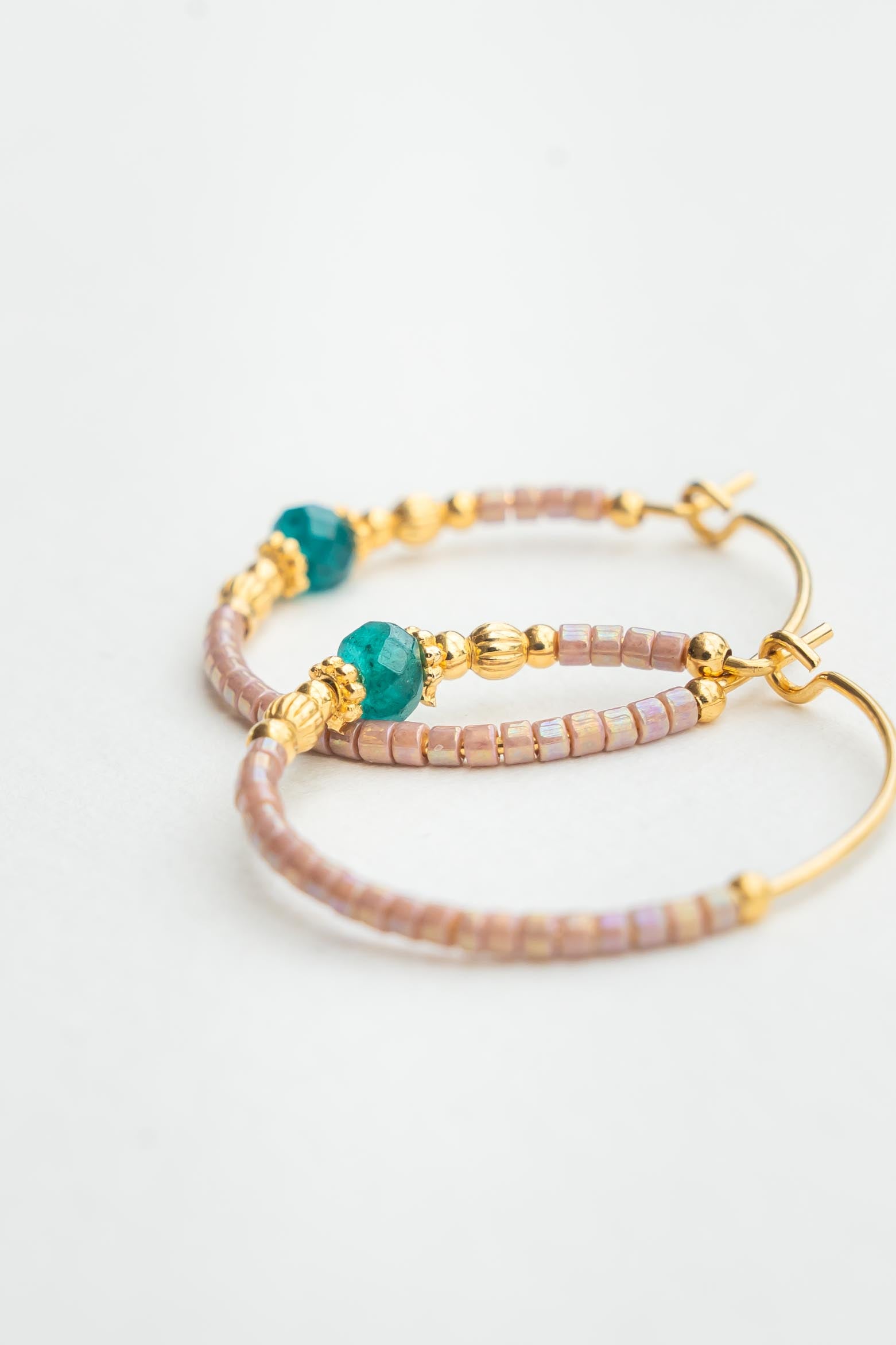 Boucles d’oreilles créoles dorées à l’or fin avec perles japonaises rose irisé et petit saphir Byciclou