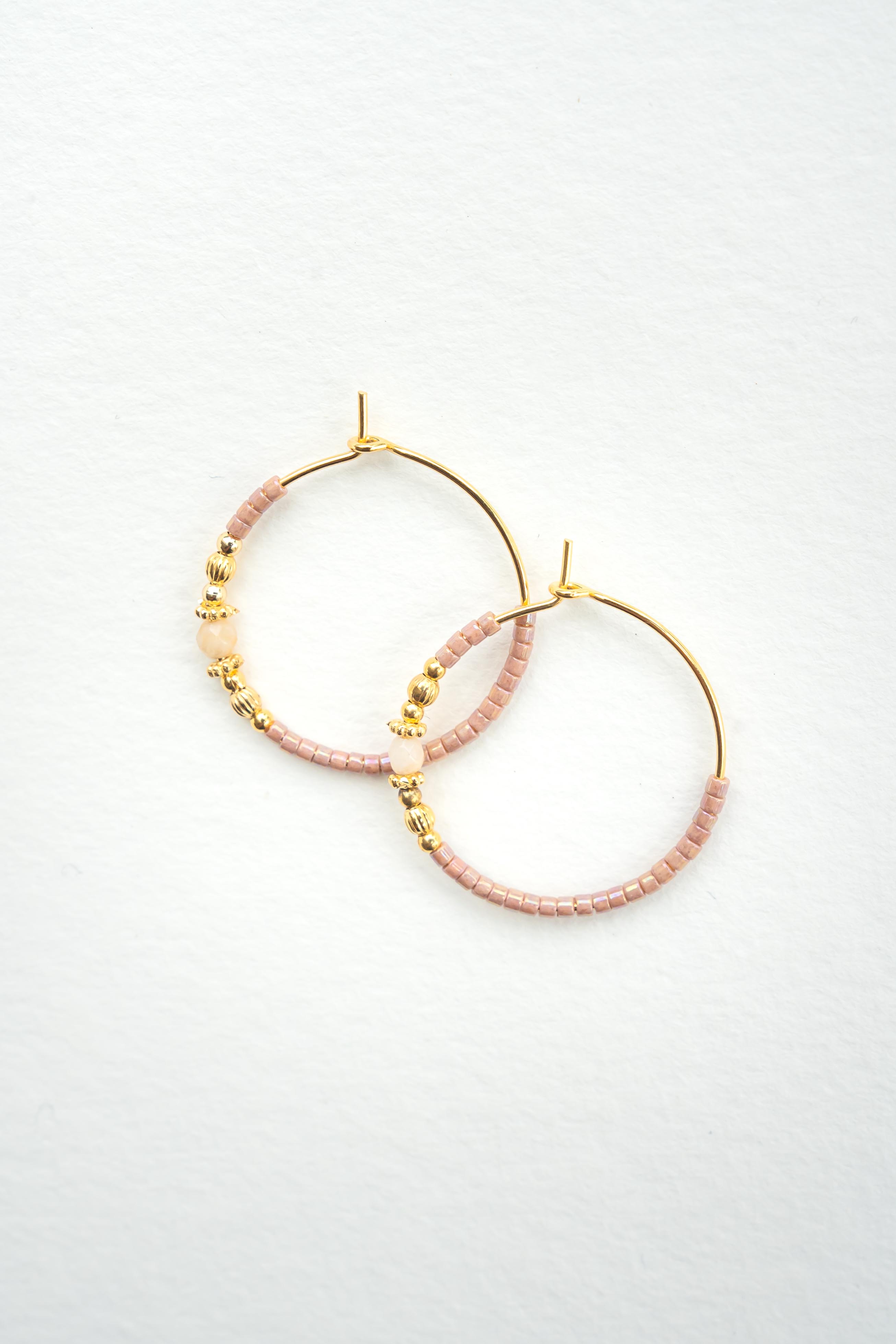 Créoles avec perles japonaises roses, perles dorées et saphir Byciclou