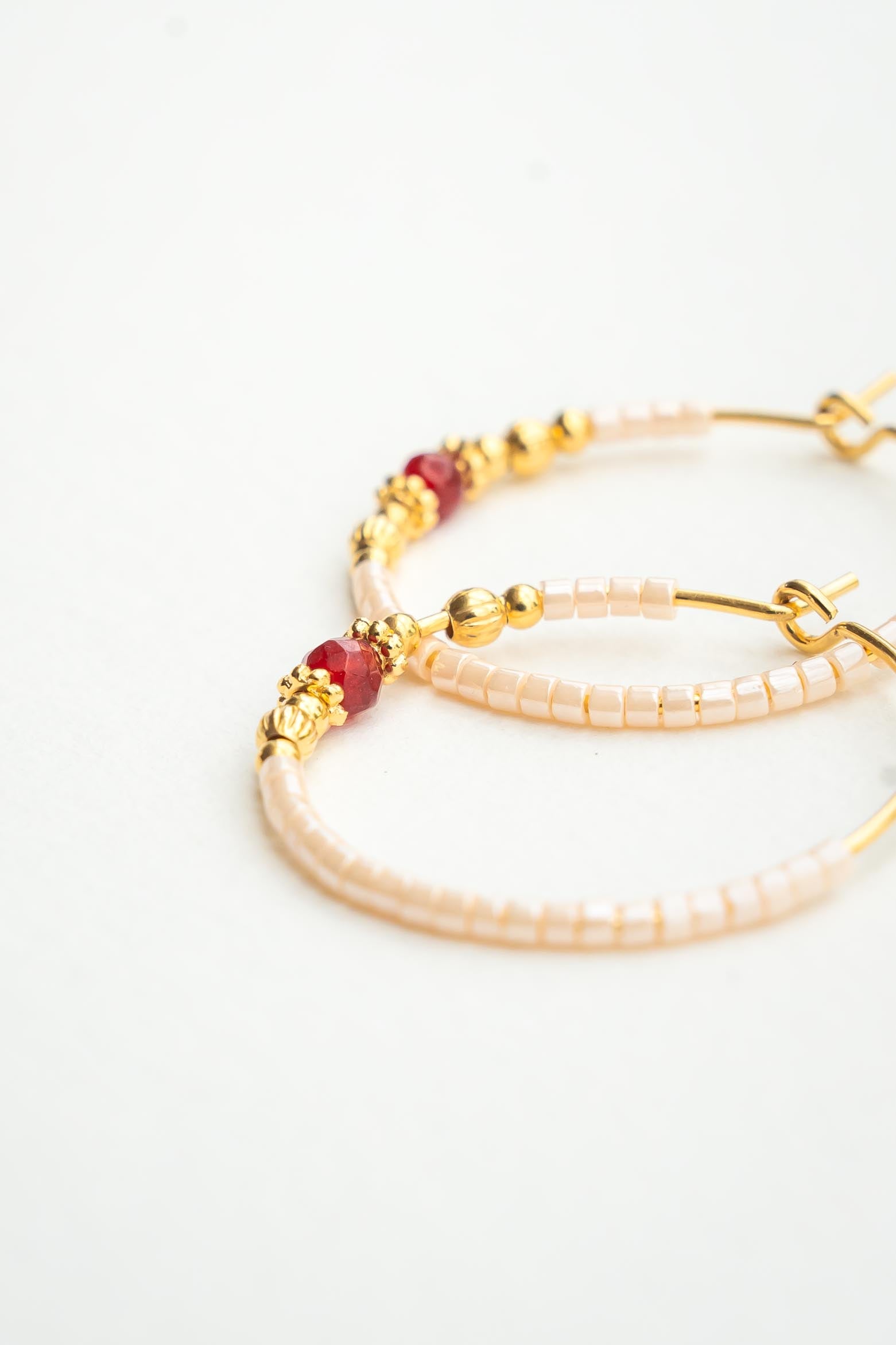 Boucles d’oreilles créoles dorées à l’or fin avec perles japonaises roses et saphir rose foncé Byciclou