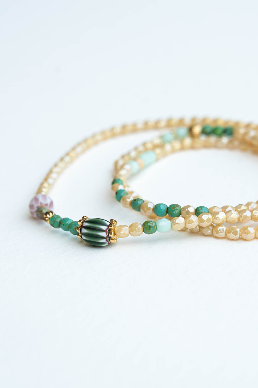 Bracelets perles artisanaux en perles Miyuki, pierres semi-précieuses et perles de Bohème. Montés à la main, pièces uniques. Byciclou Bijoux — Des couleurs qui racontent.