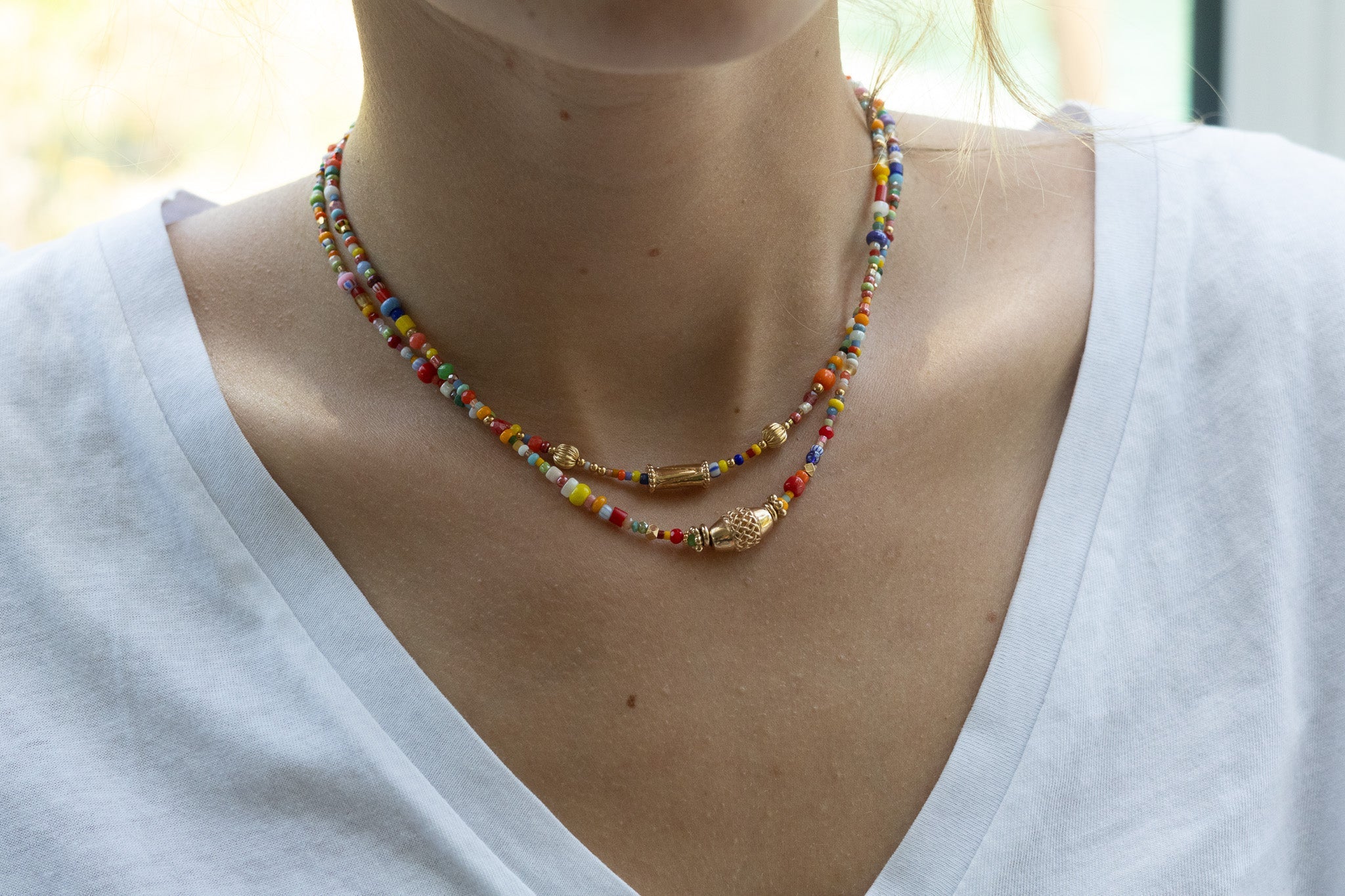 Femme portant un collier coloré fait main — bijoux artisanaux Byciclou Bijoux