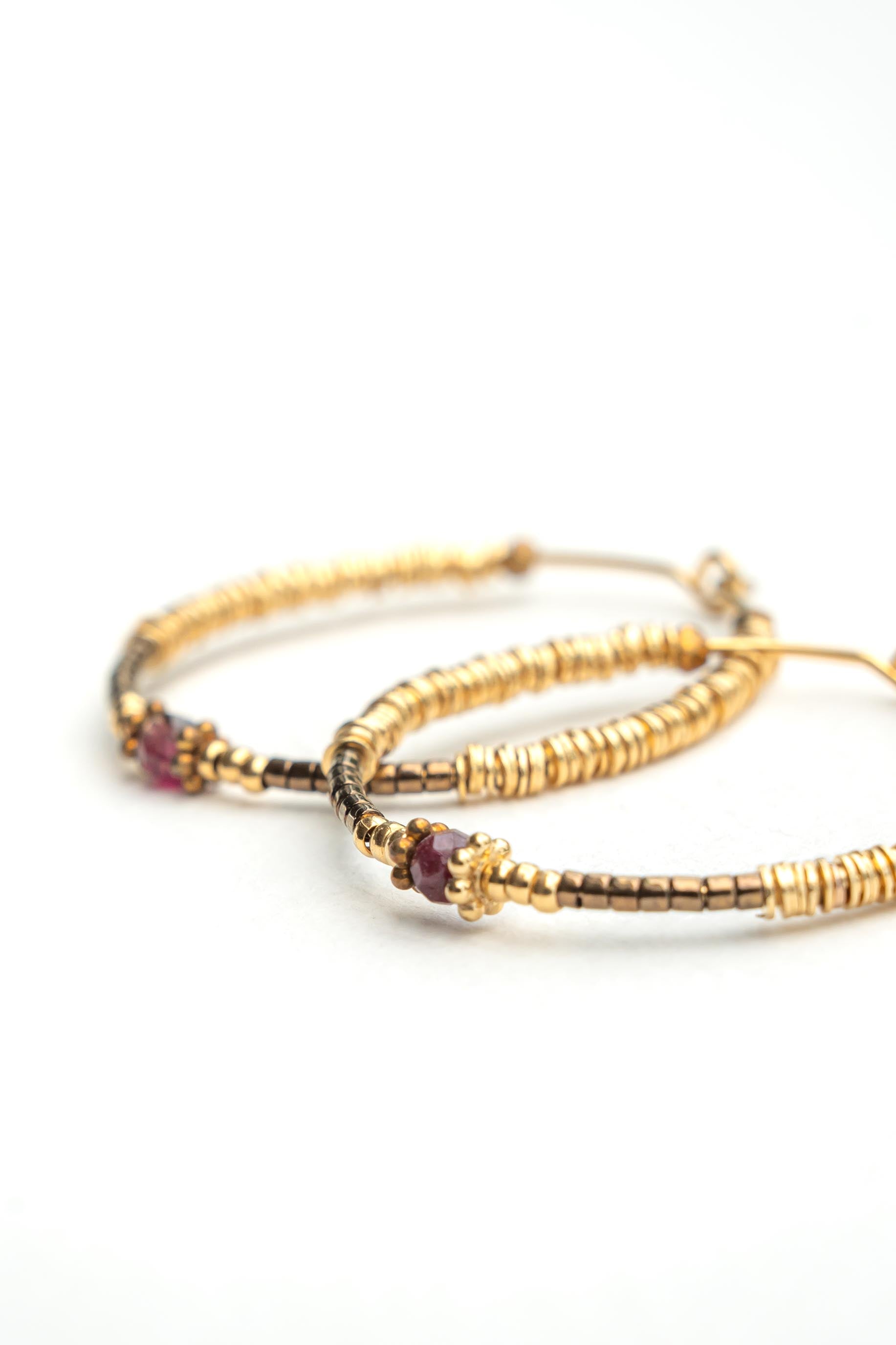Boucles d’oreilles créoles dorées à l’or fin avec perles japonaises châtain, perles Heishi et saphir grenat Byciclou
