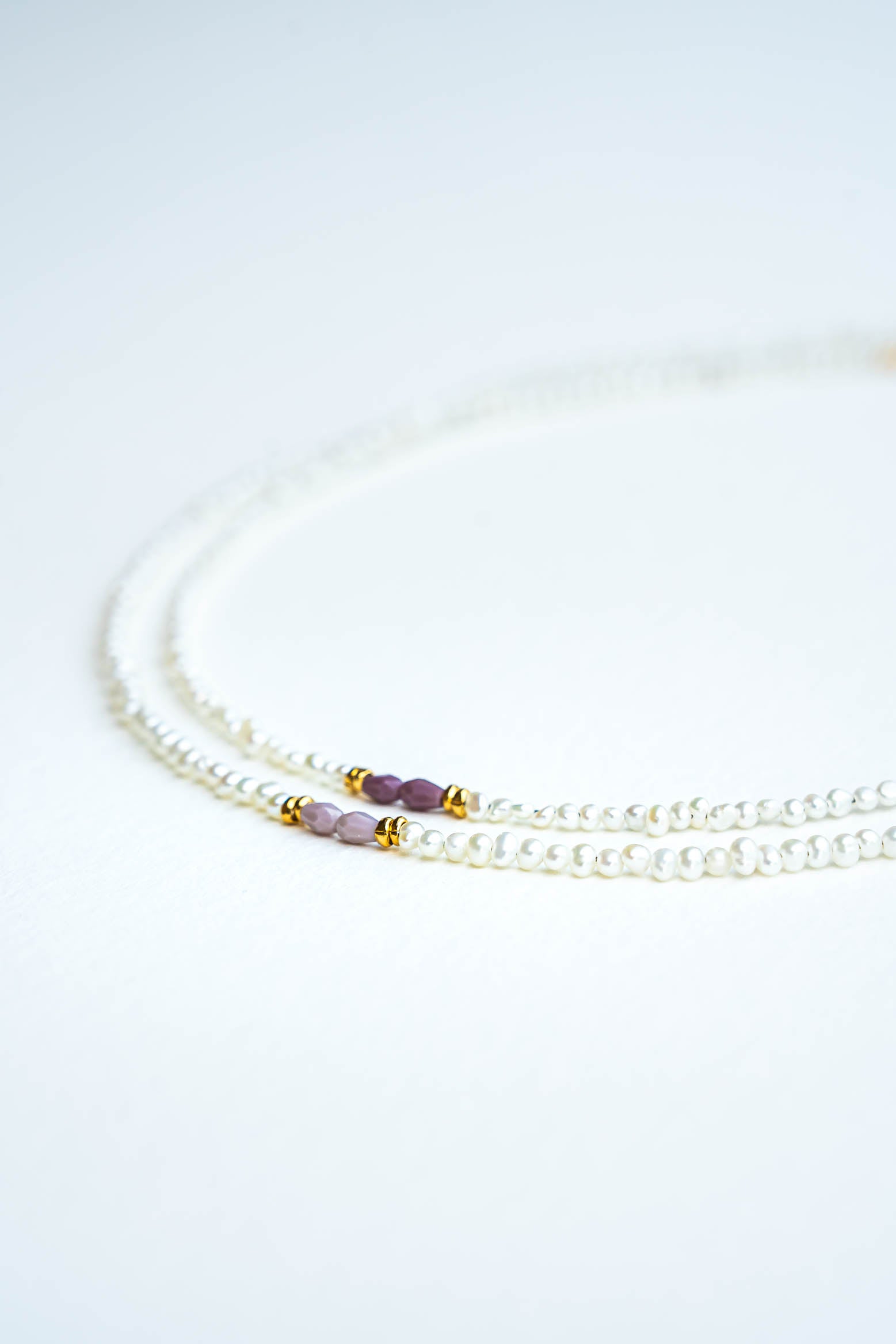 Collier ras de cou en perles d’eau douce avec perles parme et touches dorées à l'or fin Byciclou