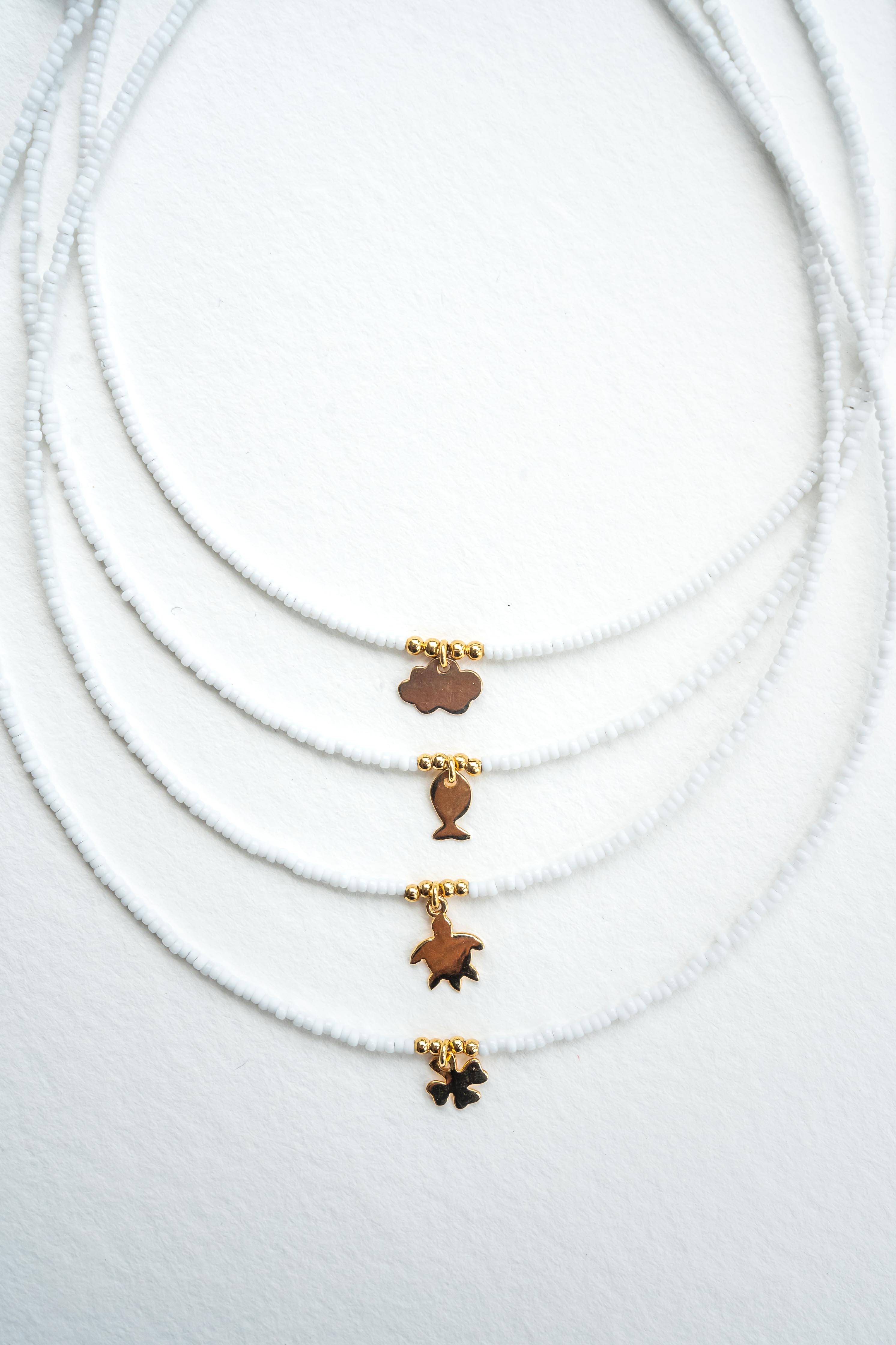 Collier ras de cou enfant en perles de rocaille blanches avec médaille porte-bonheur dorée nuage, poisson, tortue ou trèfle Byciclou