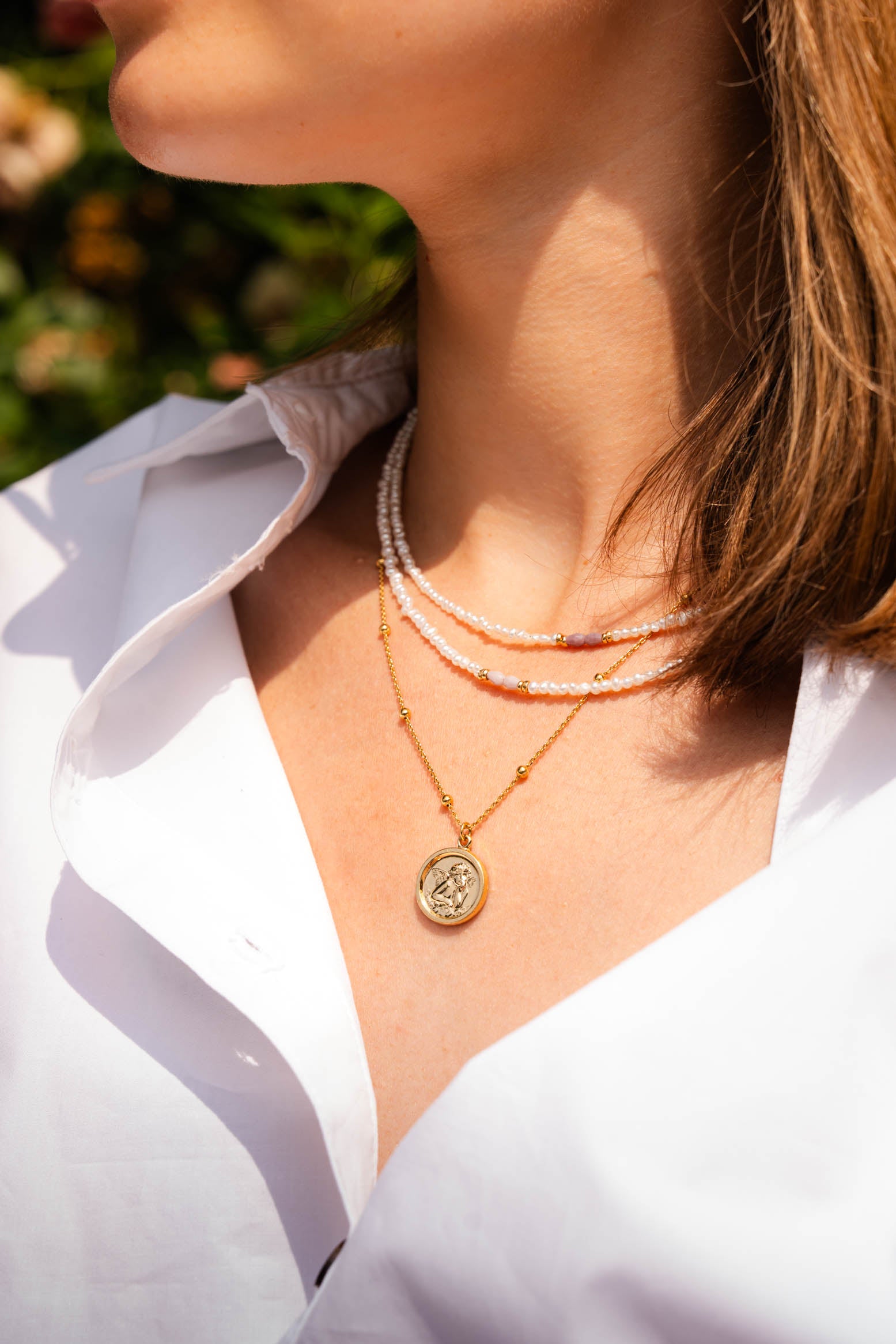 Collier ras de cou en perles d’eau douce et perles lavande irisées avec touches dorées Byciclou
