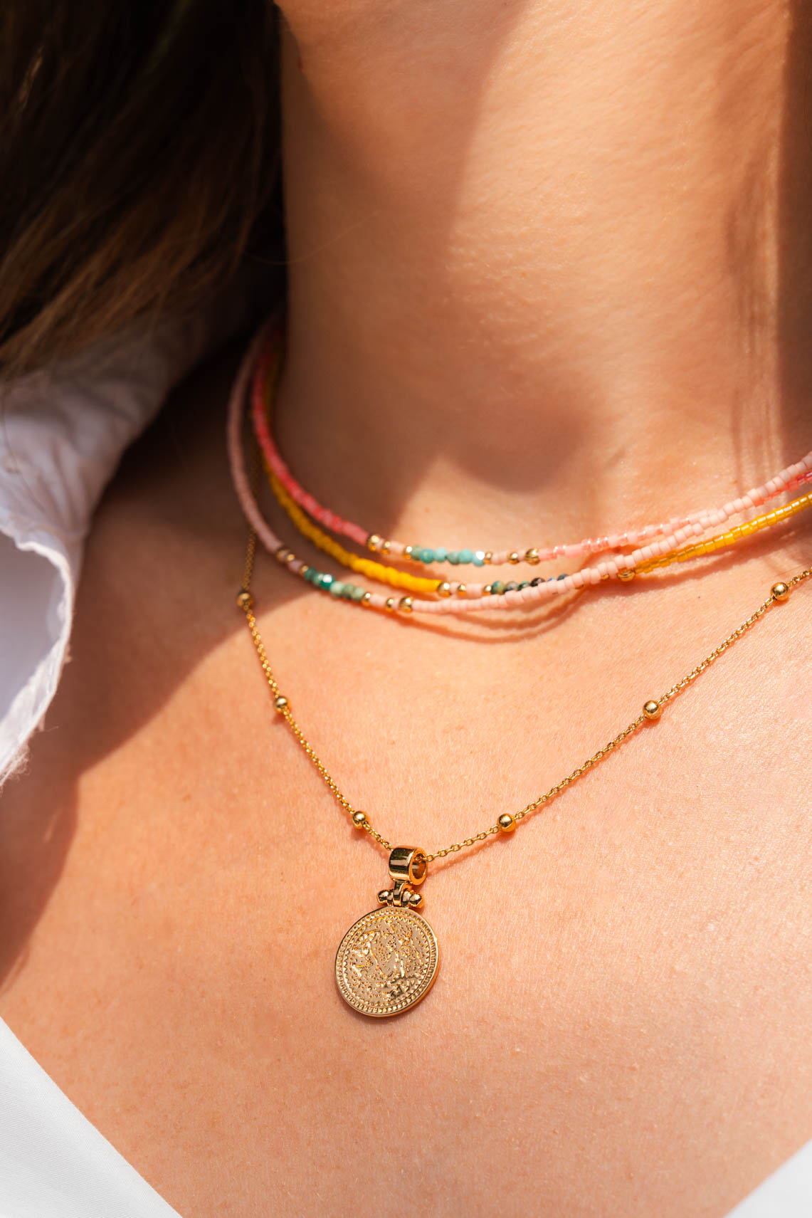 Collier ras de cou en perles japonaises rose mat et turquoises africaines avec touches dorées Byciclou