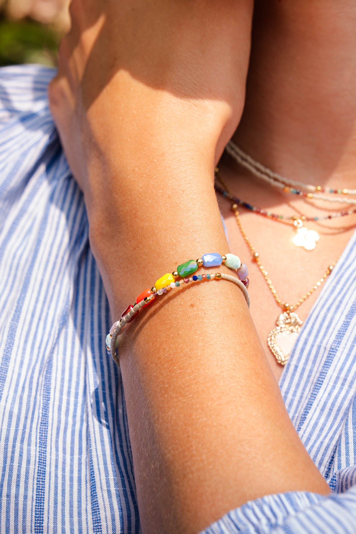 Bracelet lumineux en perles de verre colorées avec perles dorées à l’or fin Byciclou