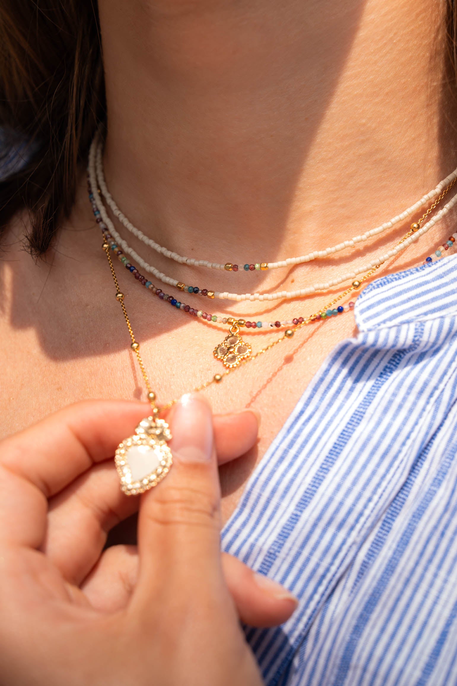 Collier ras de cou en pierres semi-précieuses avec trèfle doré et touches dorées Byciclou