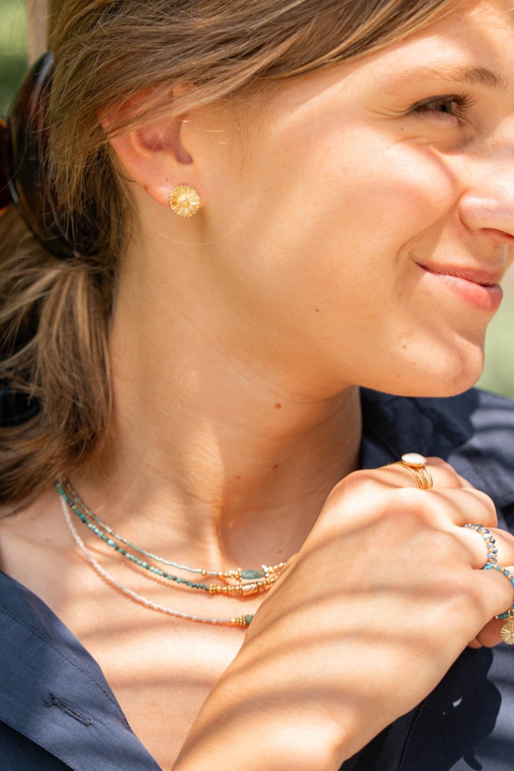 Collier ras de cou en perles japonaises vertes avec spinelle et touches dorées Byciclou