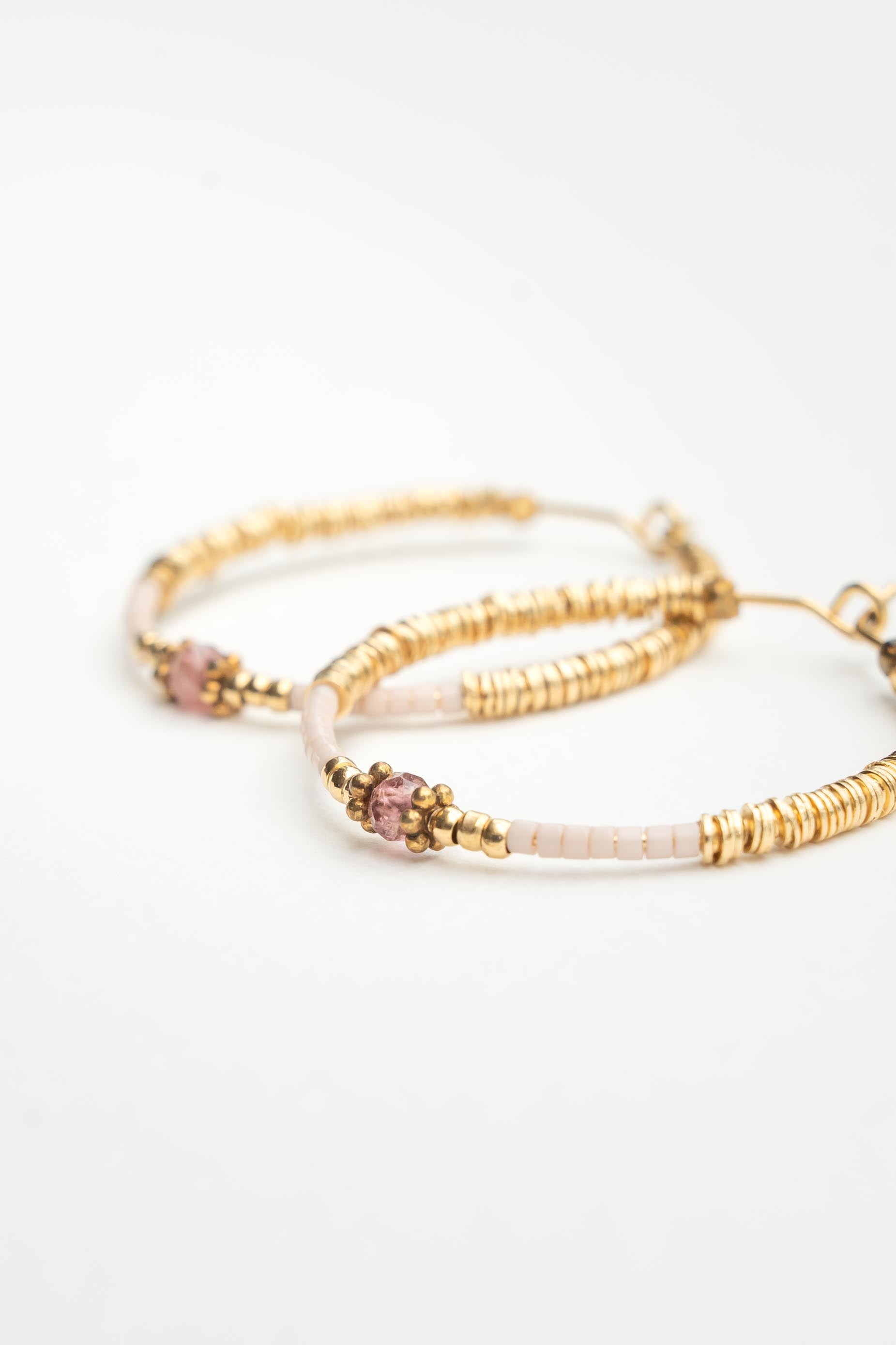 Boucles d’oreilles créoles dorées à l’or fin avec perles japonaises roses, perles Heishi et saphir rosé Byciclou