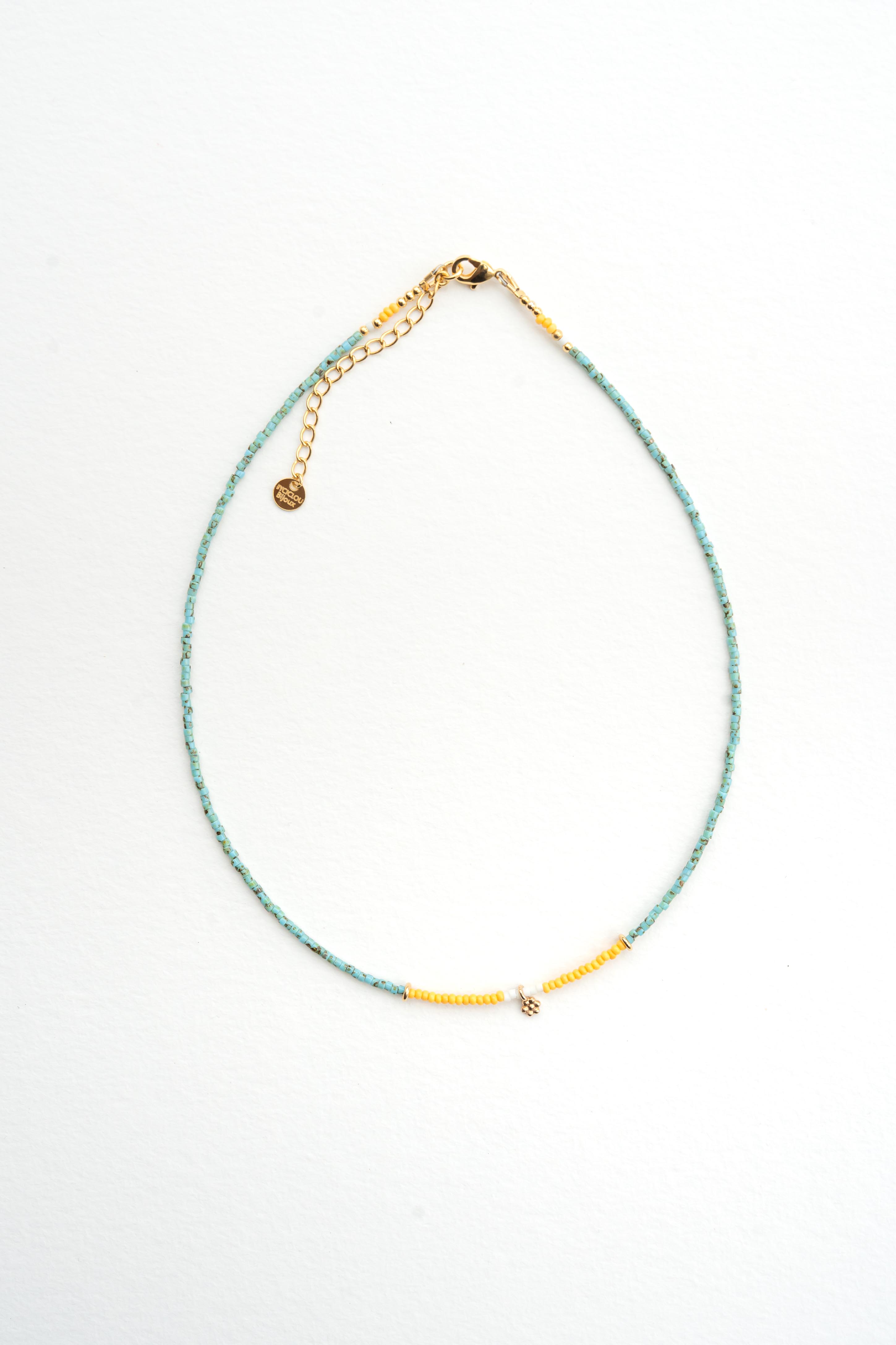 Collier ras de cou en perles de rocaille turquoises avec touches crème et jaune orangé et pampille dorée à l’or fin Byciclou