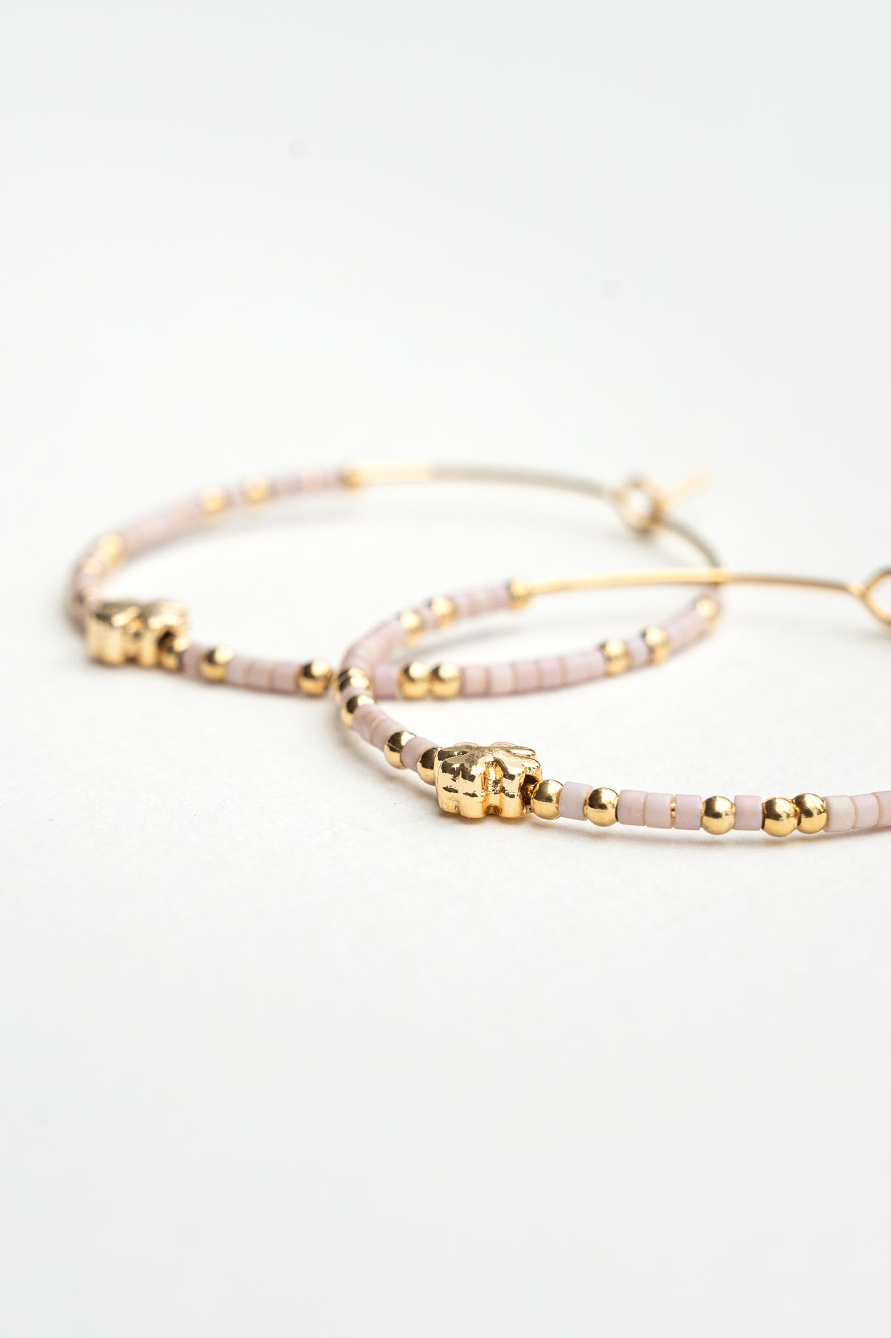 Boucles d’oreilles créoles dorées à l’or fin avec perles japonaises roses et trèfle doré Byciclou