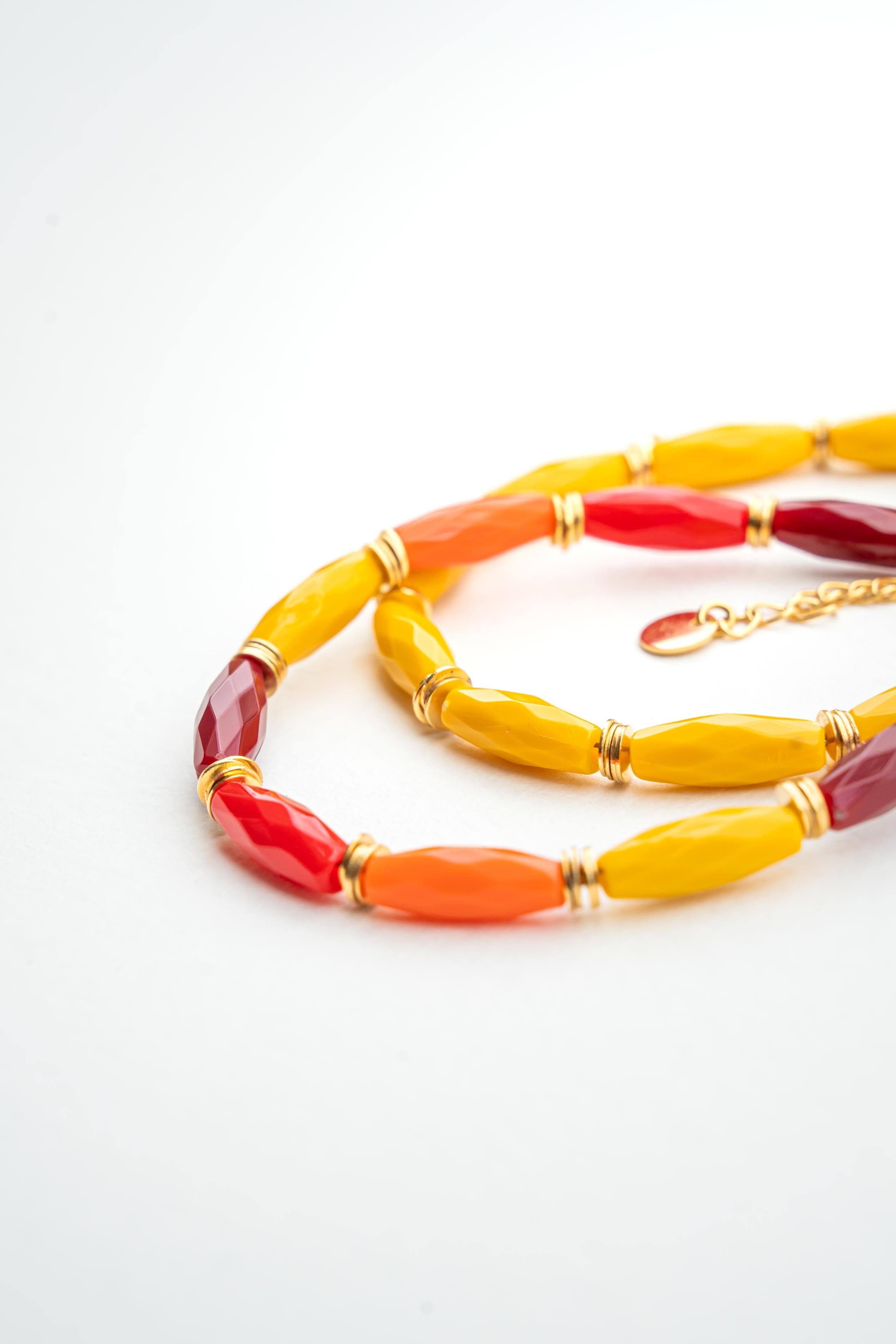 Bracelet coloré en perles de bohème jaunes, orange et rouges avec touches dorées Byciclou