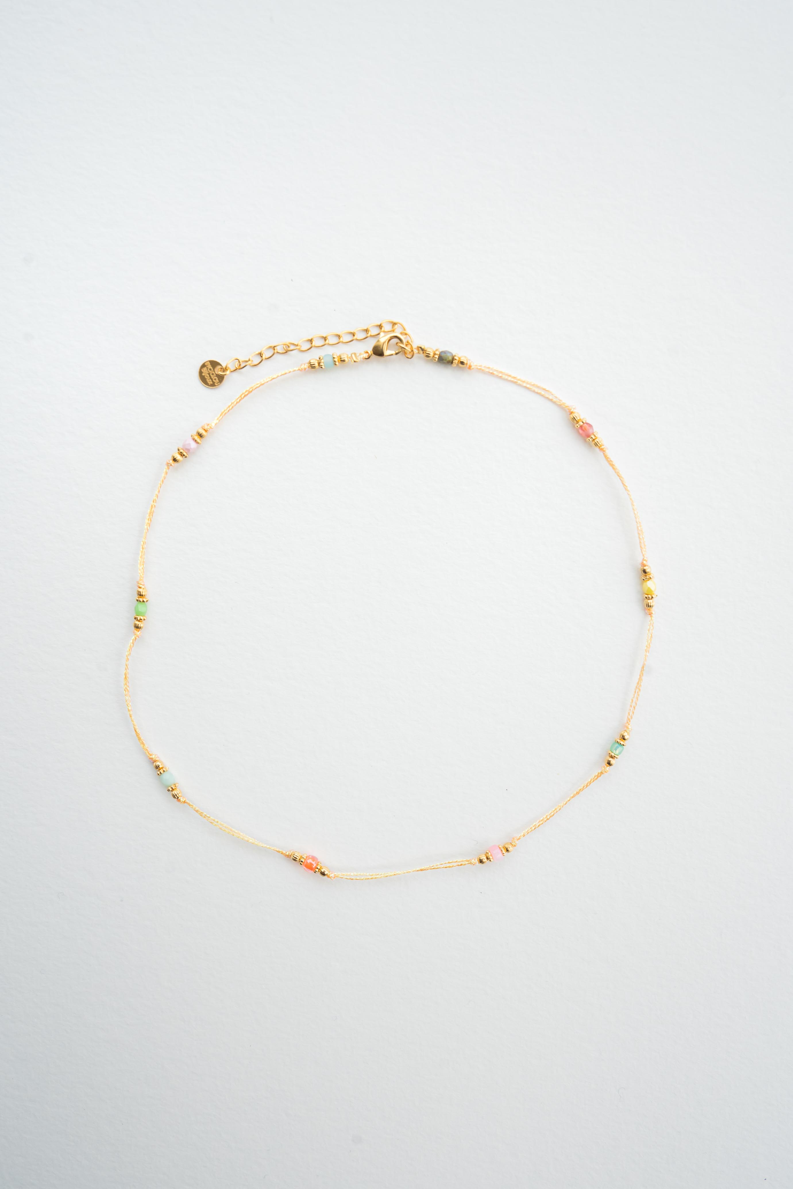 Collier ras de cou en fil corail métallisé avec perles multicolores et touches dorées Byciclou