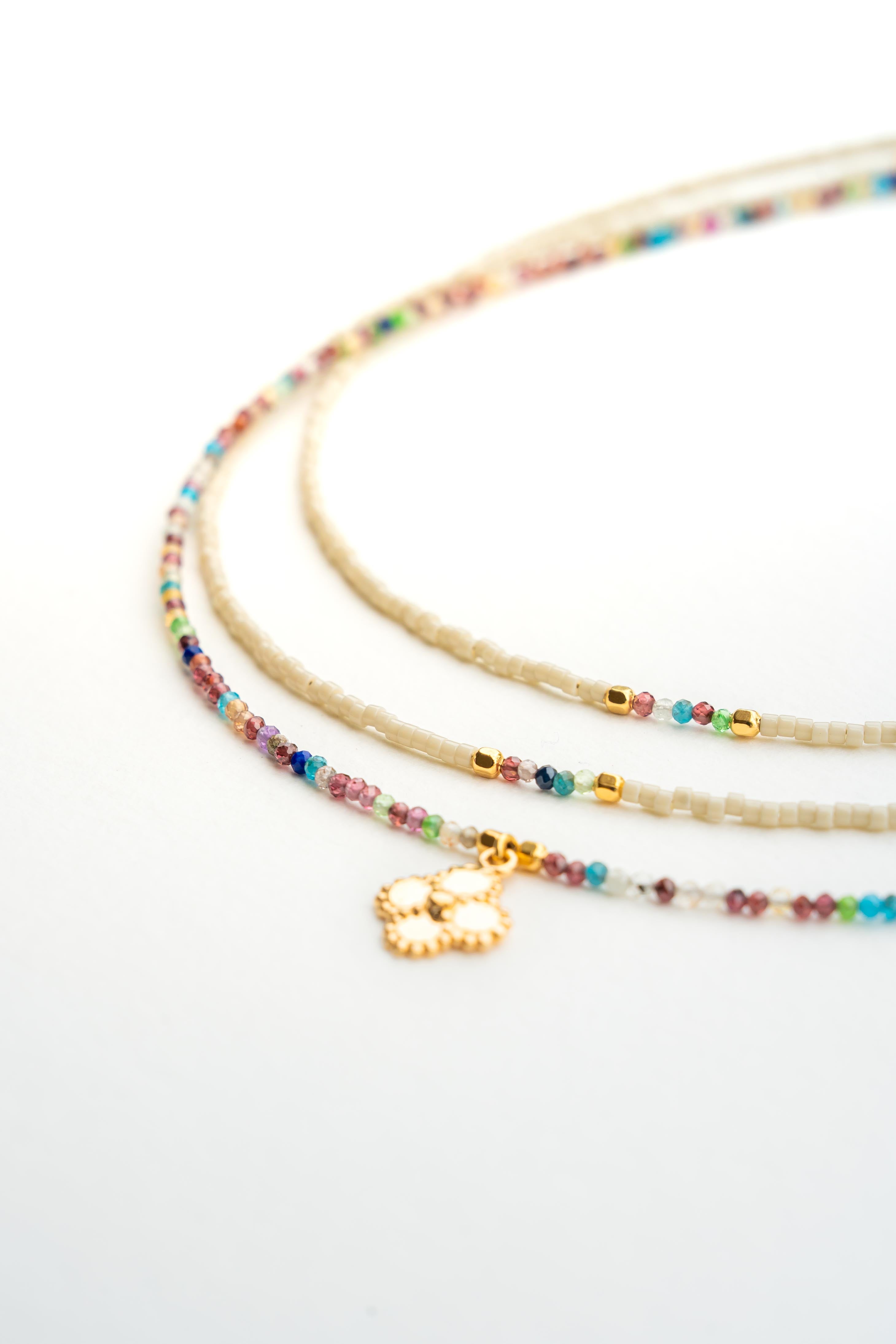 Collier ras de cou en perles japonaises lin avec pierres semi-précieuses et détails dorés à l’or fin Byciclou