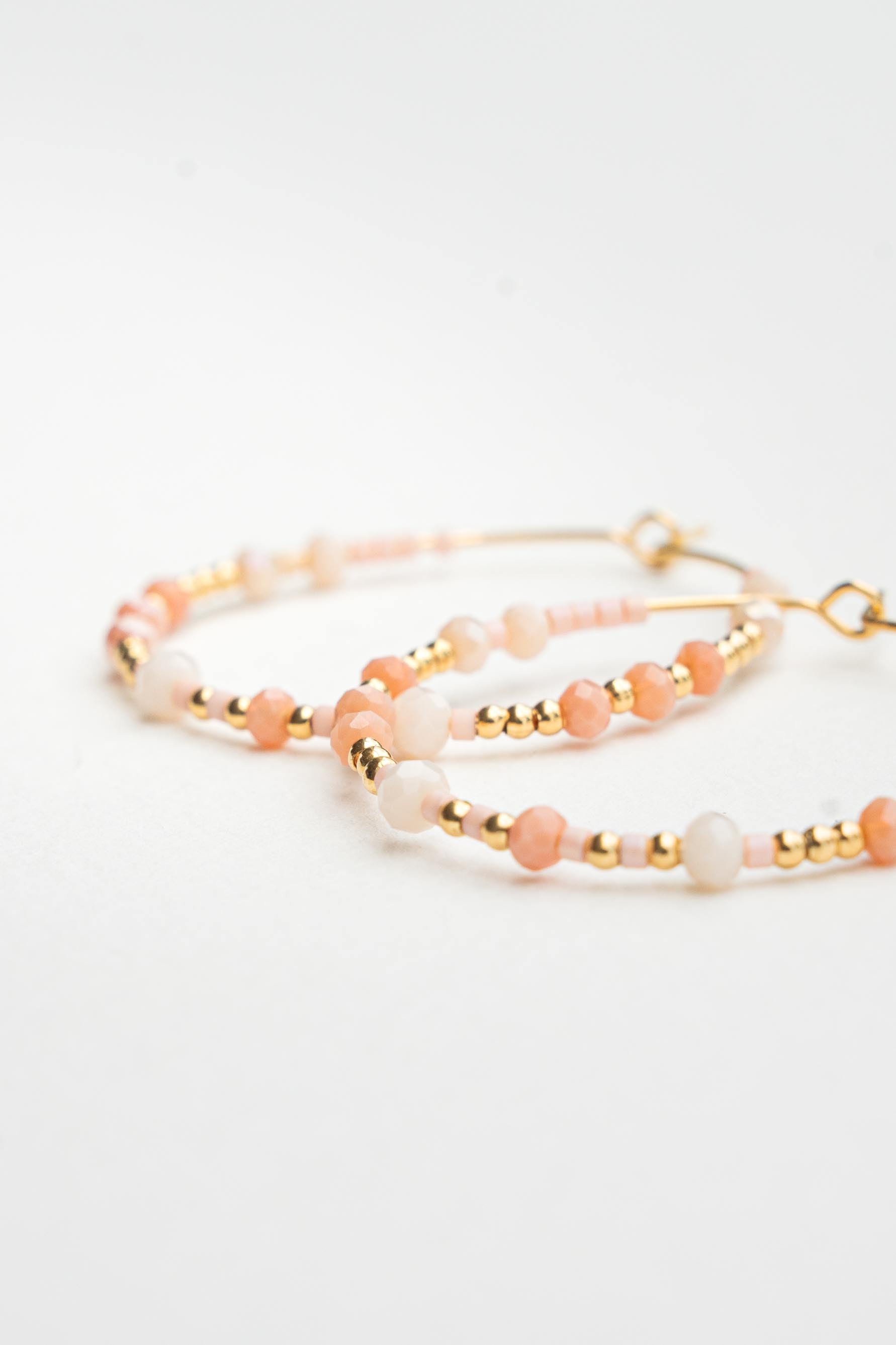 Boucles d’oreilles créoles dorées à l’or fin avec perles japonaises roses et perles de bohème Byciclou