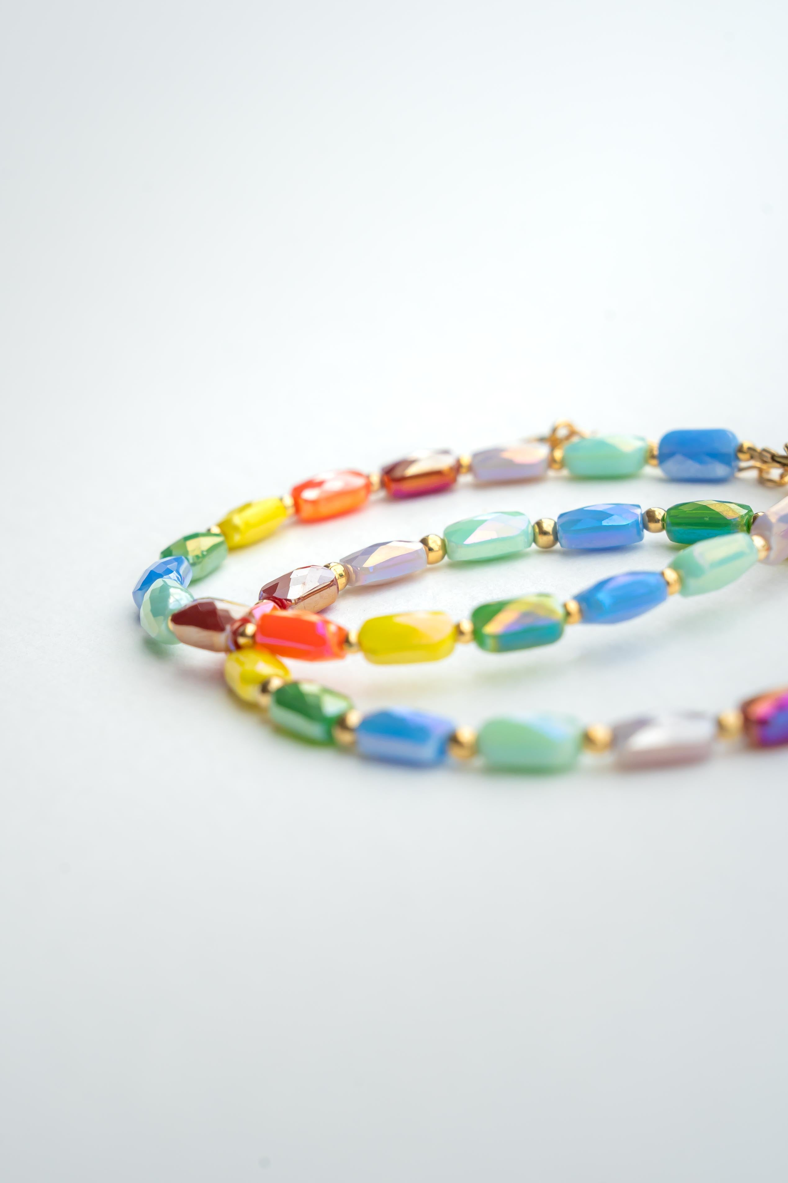 Bracelet coloré en perles de verre avec touches dorées Byciclou
