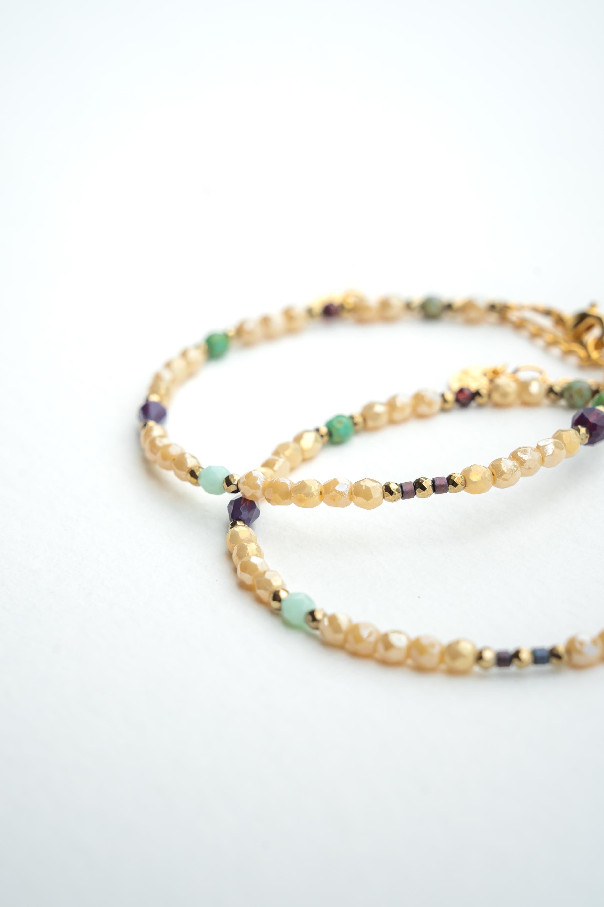 Bracelet en perles de bohème et perles japonaises avec hématites dorées et apprêts plaqués or Byciclou