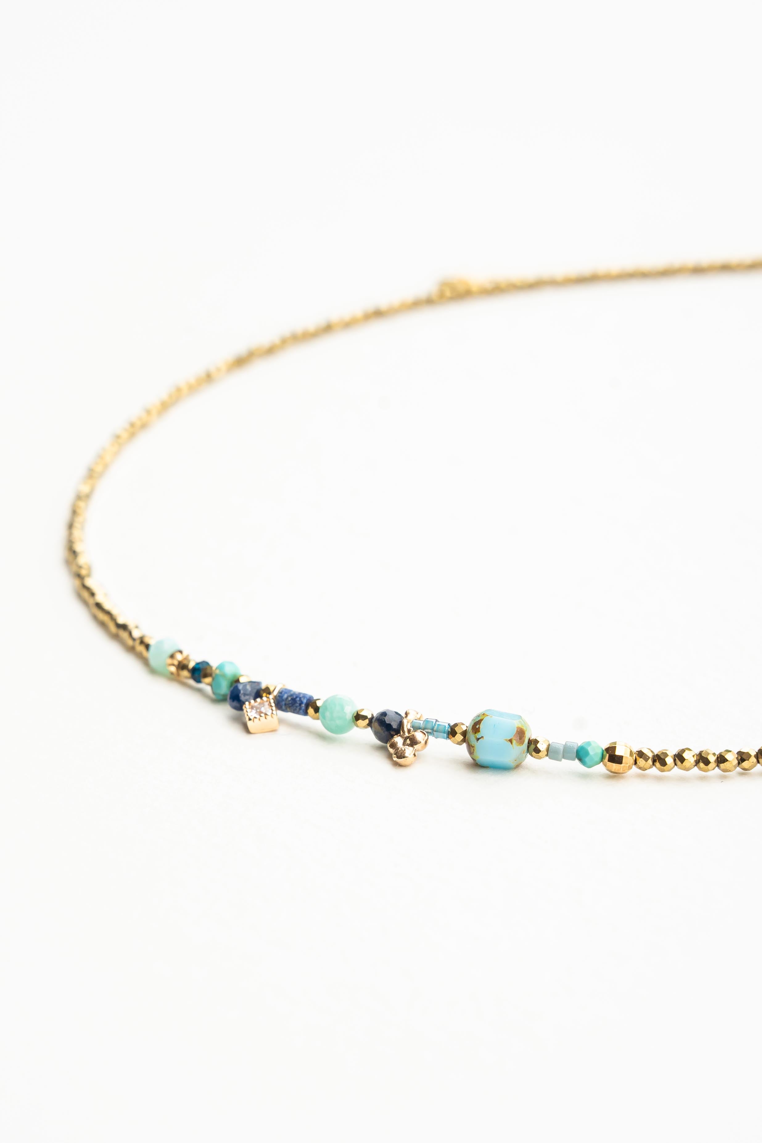 Collier ras de cou en perles japonaises dorées à l’or fin avec pierres bleues turquoise et lapis-lazuli Byciclou