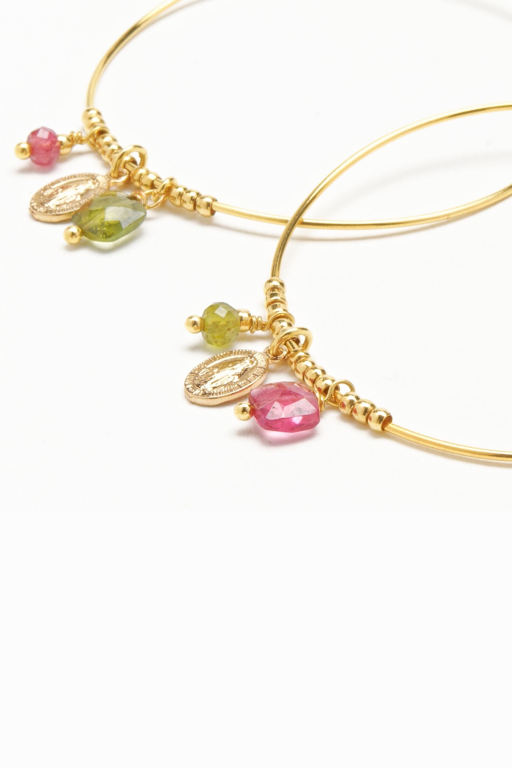 Boucles d’oreilles créoles dorées à l’or fin avec tourmalines et médaille Madone Byciclou