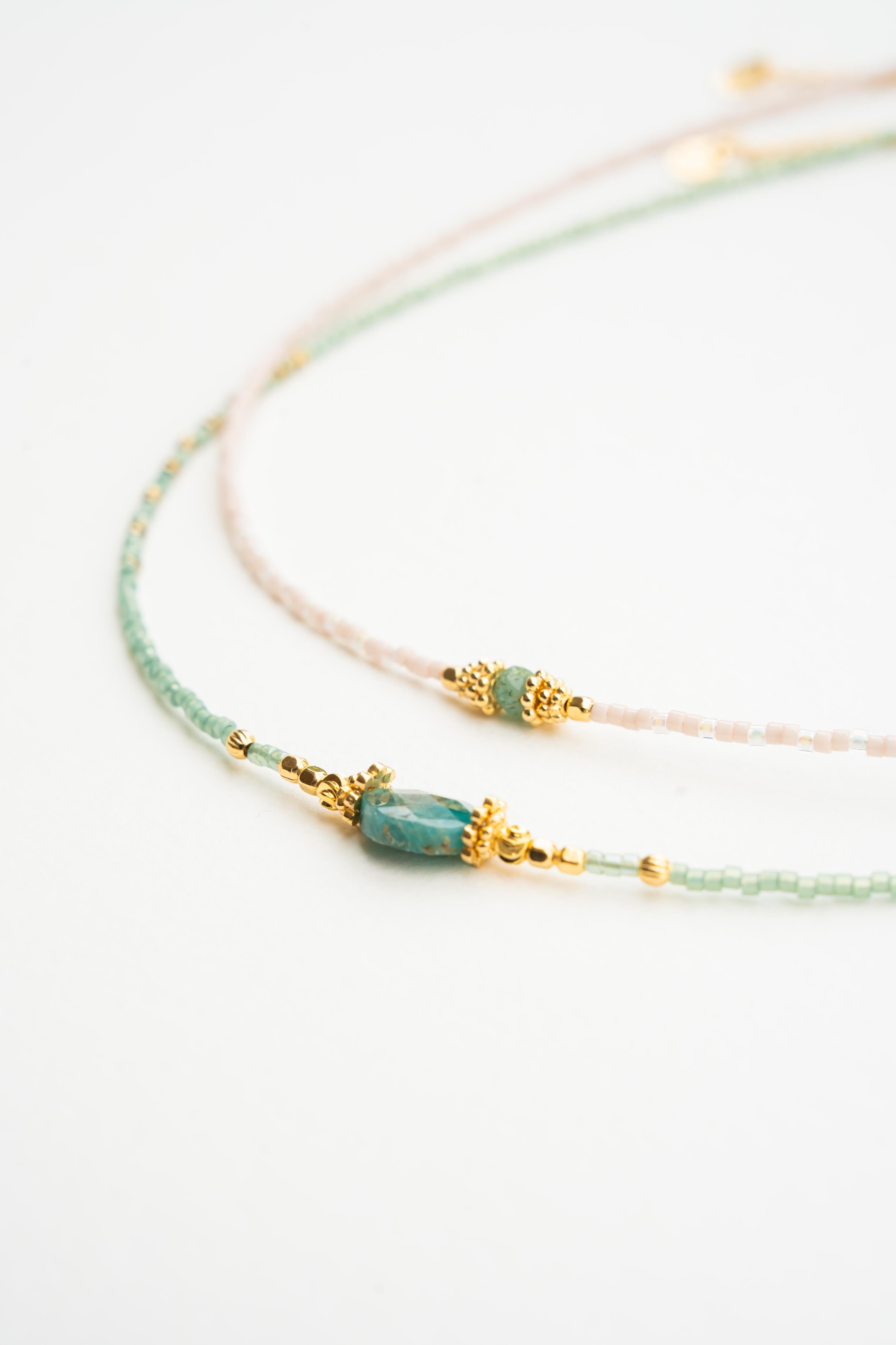 Collier ras de cou en perles japonaises et spinelle vertes et perles dorées à l’or fin Byciclou