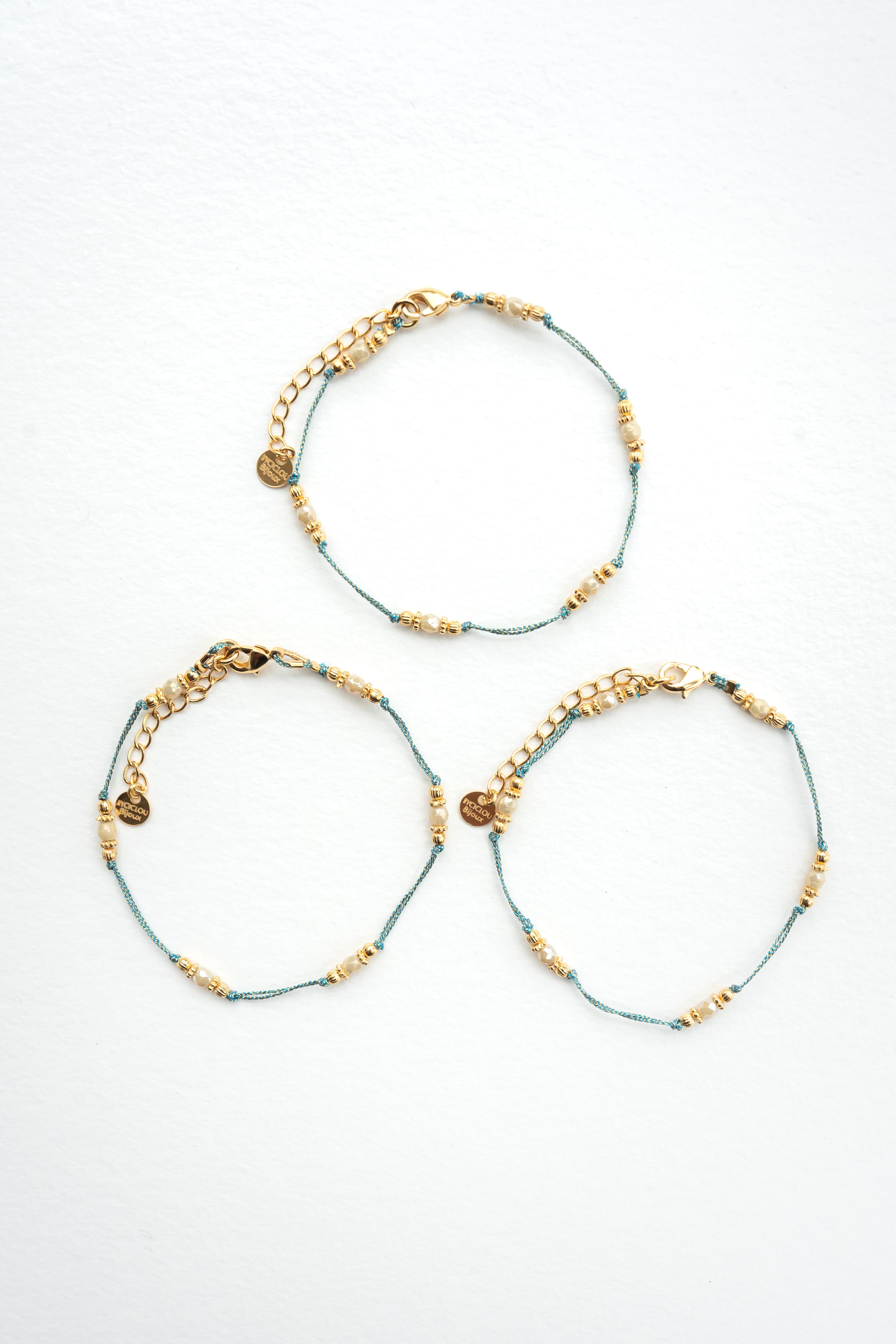 Bracelet en fil métallisé doré avec perles bleu lumineux et touches dorées Byciclou