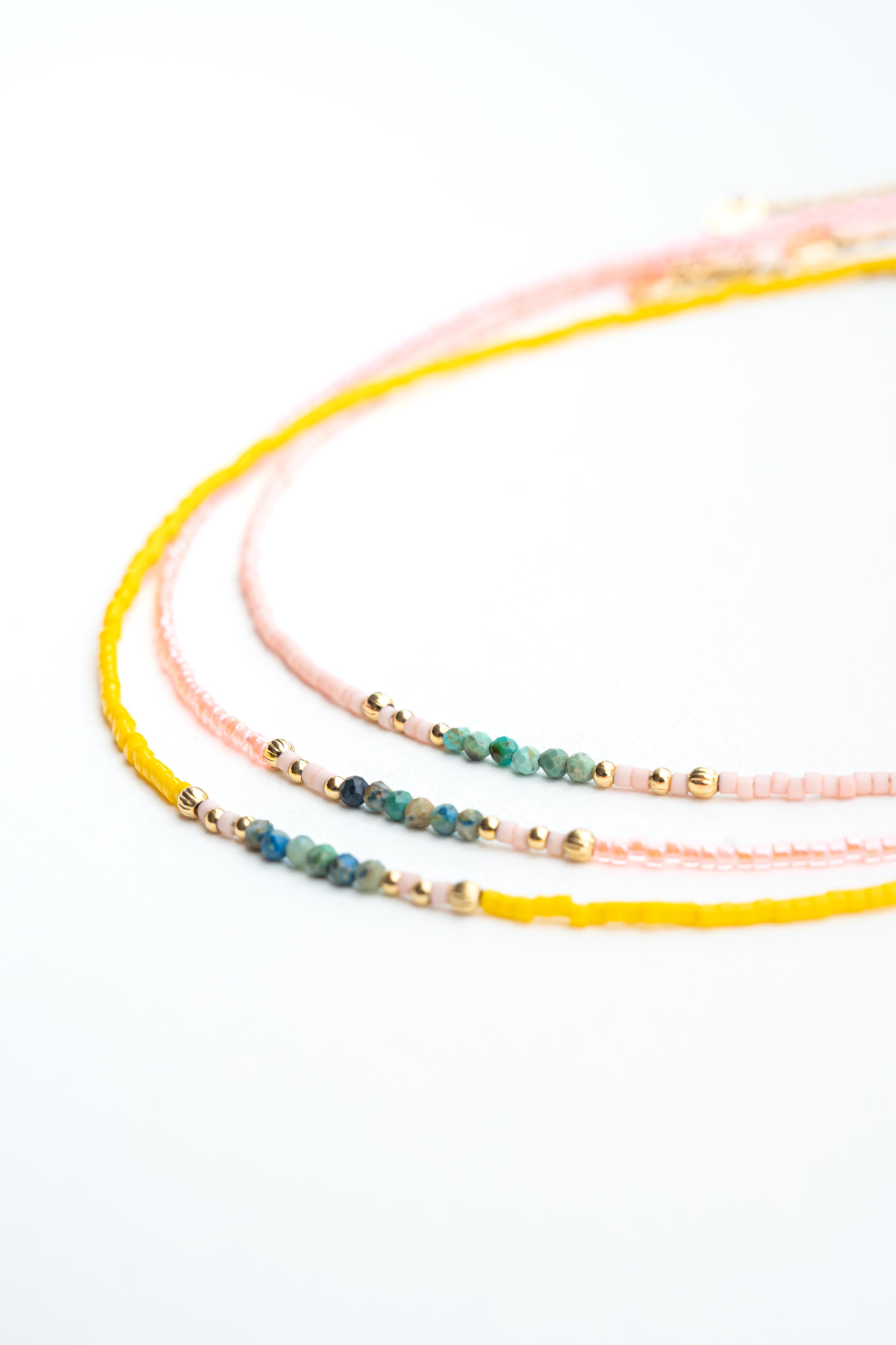 Collier ras de cou en perles japonaises rose mat avec turquoises africaines et perles dorées à l’or fin Byciclou