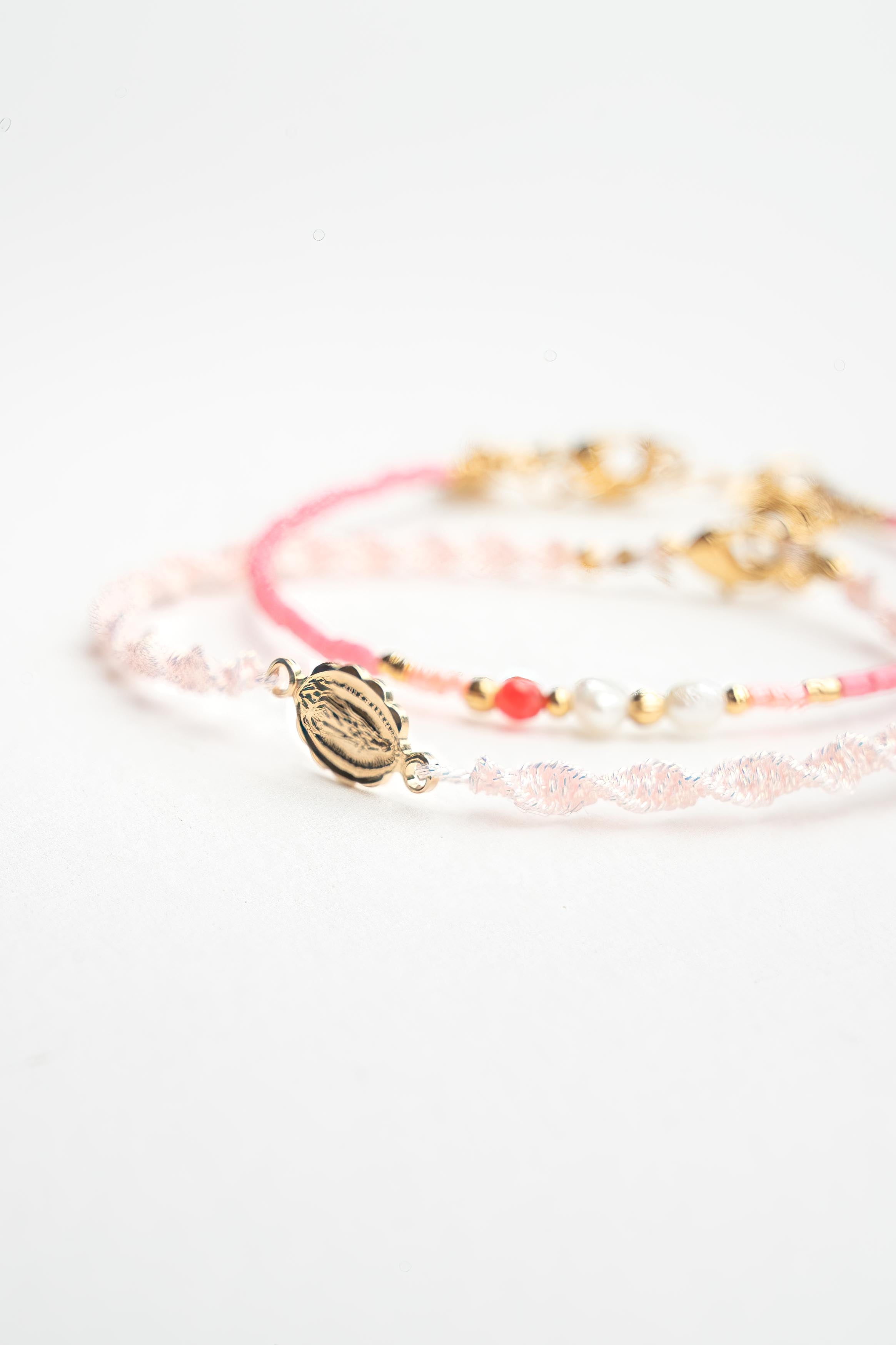 Bracelet en fil métallisé rose avec médaille Madone dorée à l’or fin Byciclou