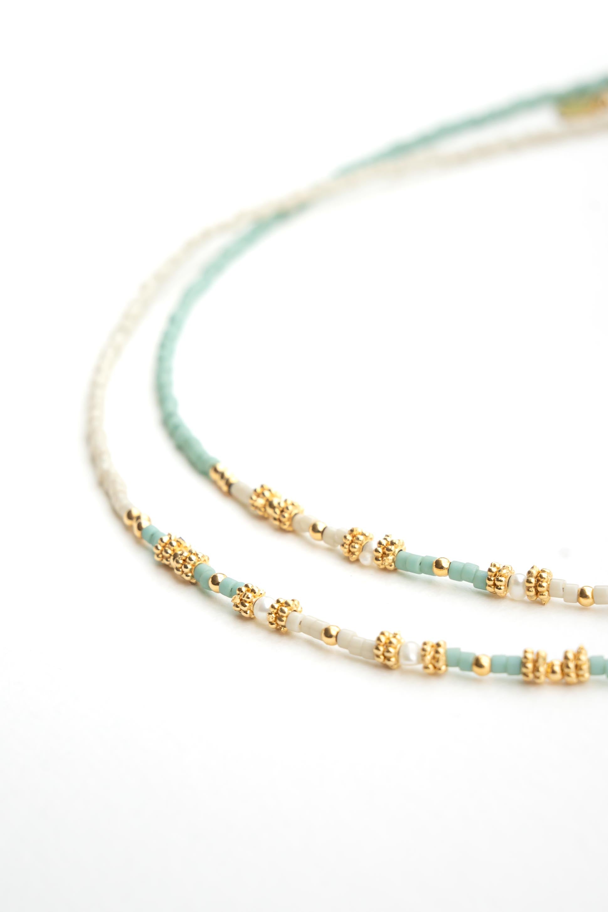 Collier ras de cou en perles japonaises bleu et lin avec perles dorées à l’or fin Byciclou