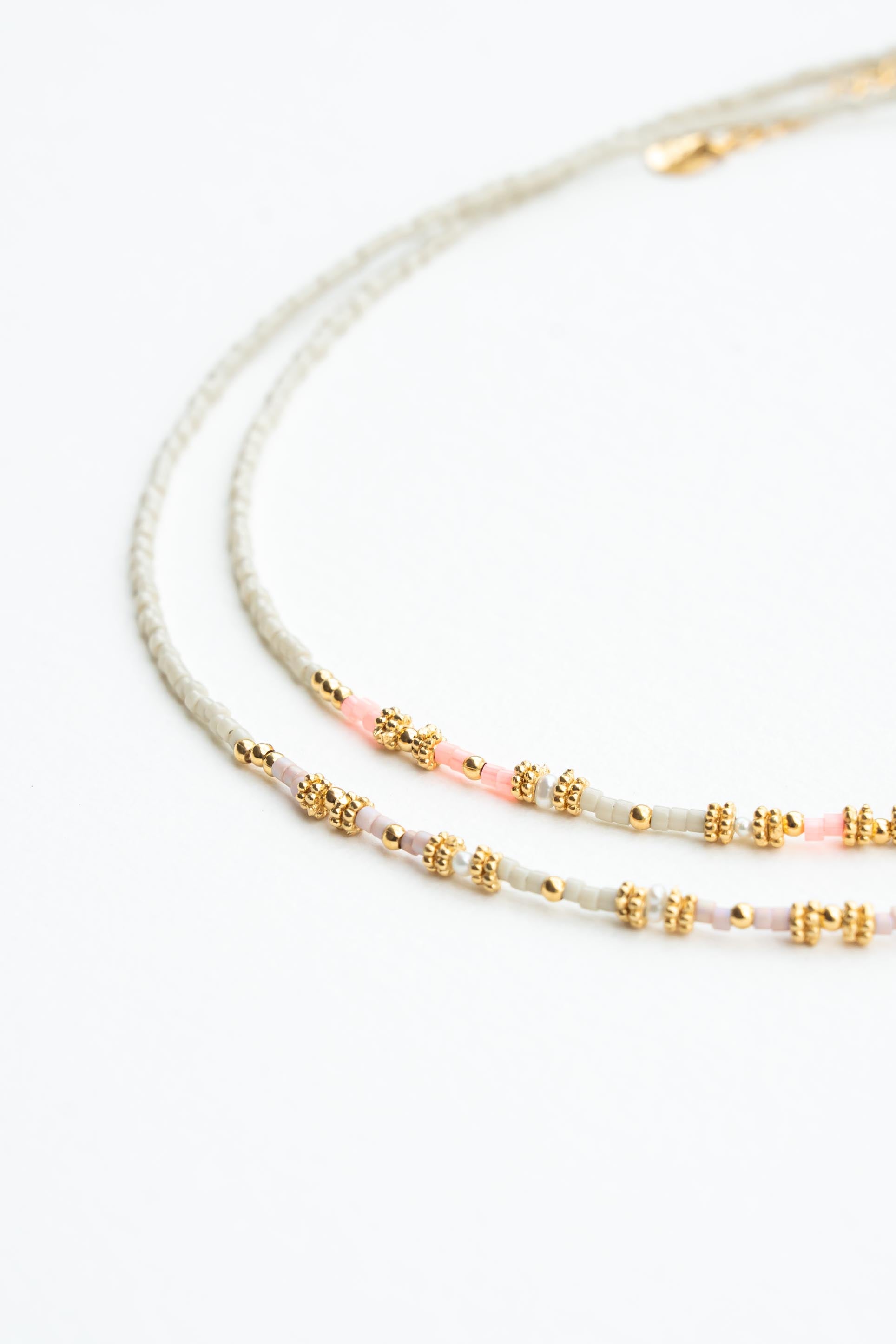 Collier ras de cou en perles japonaises lin et rose avec perles dorées à l’or fin Byciclou