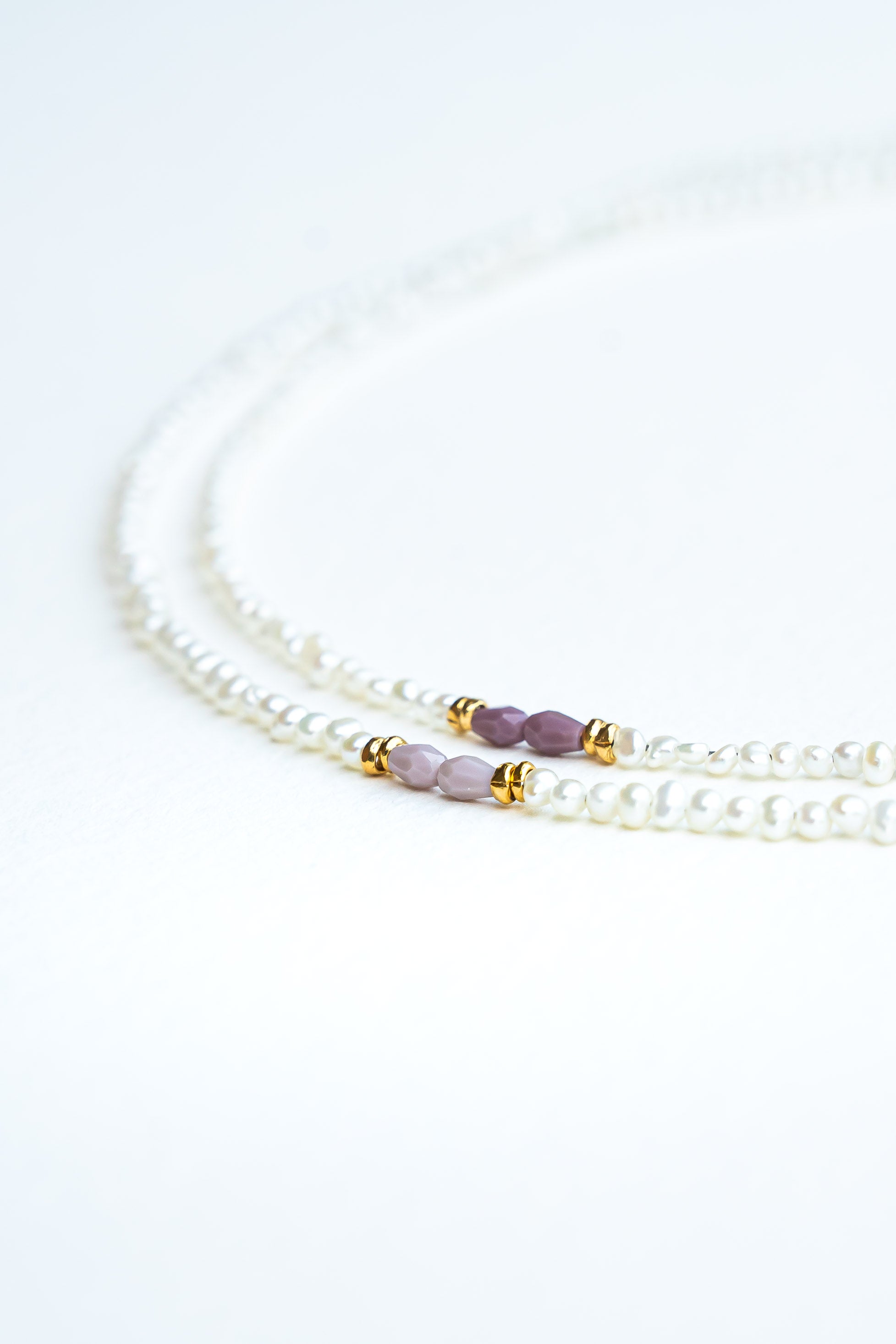 Collier ras de cou en perles d’eau douce, perles de verre lavande et ses perles dorées à l’or fin Byciclou