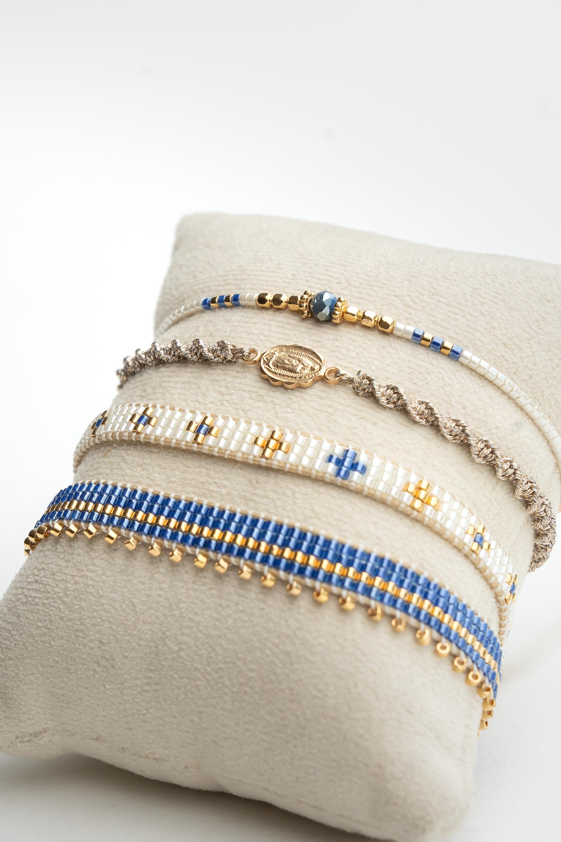 Bracelet avec médaille Madone dorée à l’or fin sur fil métallisé couleur lin Byciclou