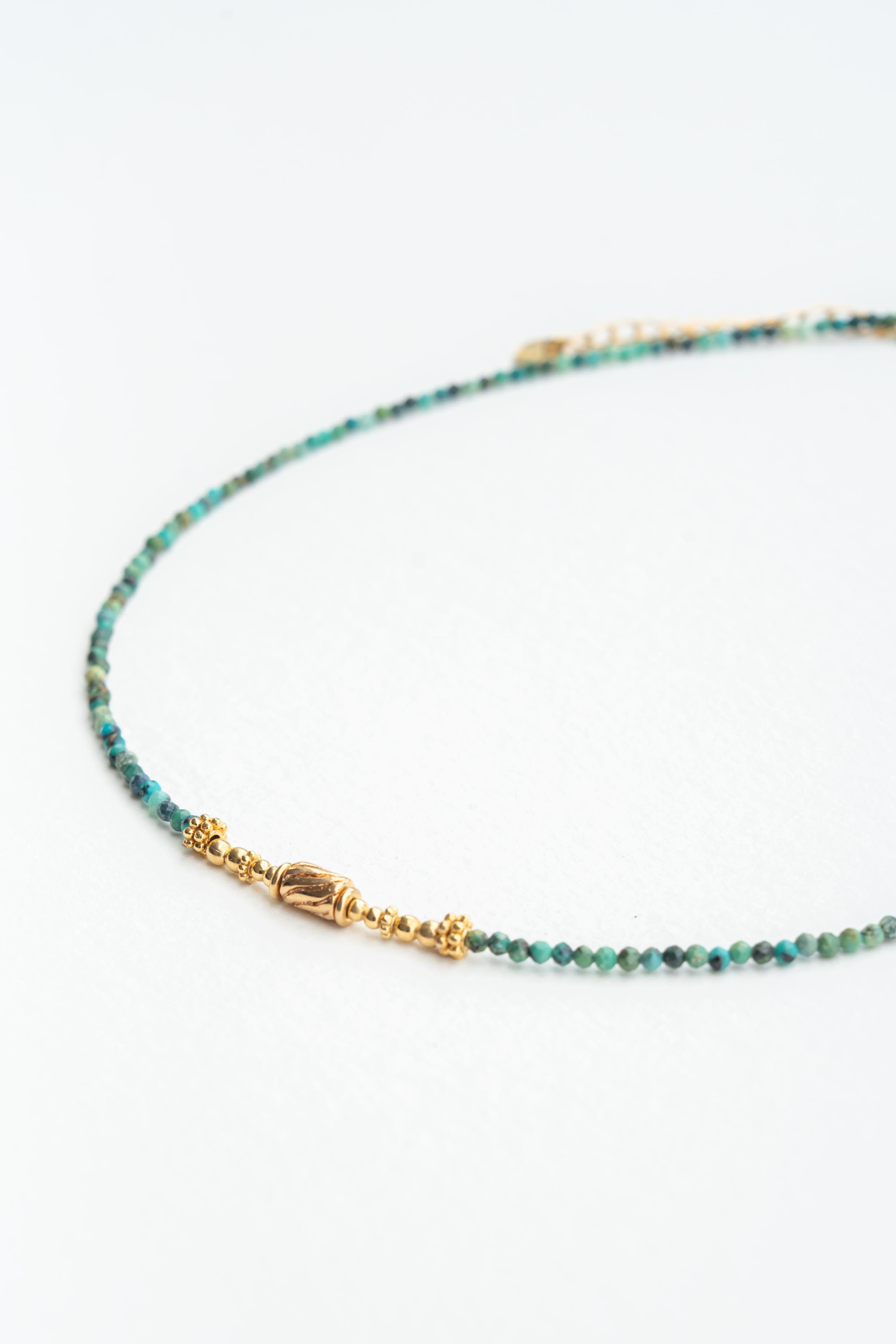 Collier ras de cou en turquoises africaines avec tube balinais et perles dorées à l’or fin Byciclou