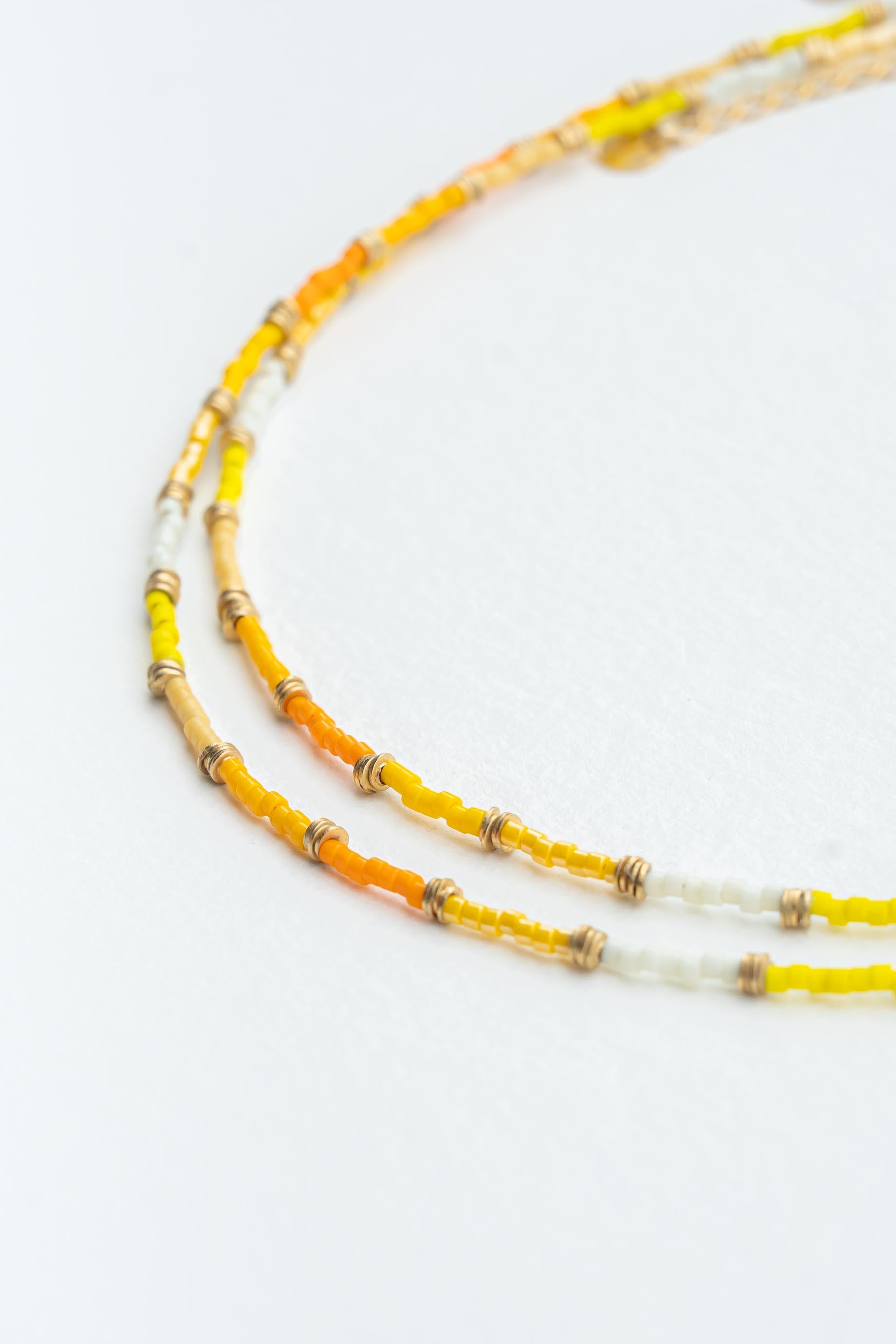 Collier ras de cou en perles japonaises jaune avec perles Heishi dorées à l’or fin Byciclou